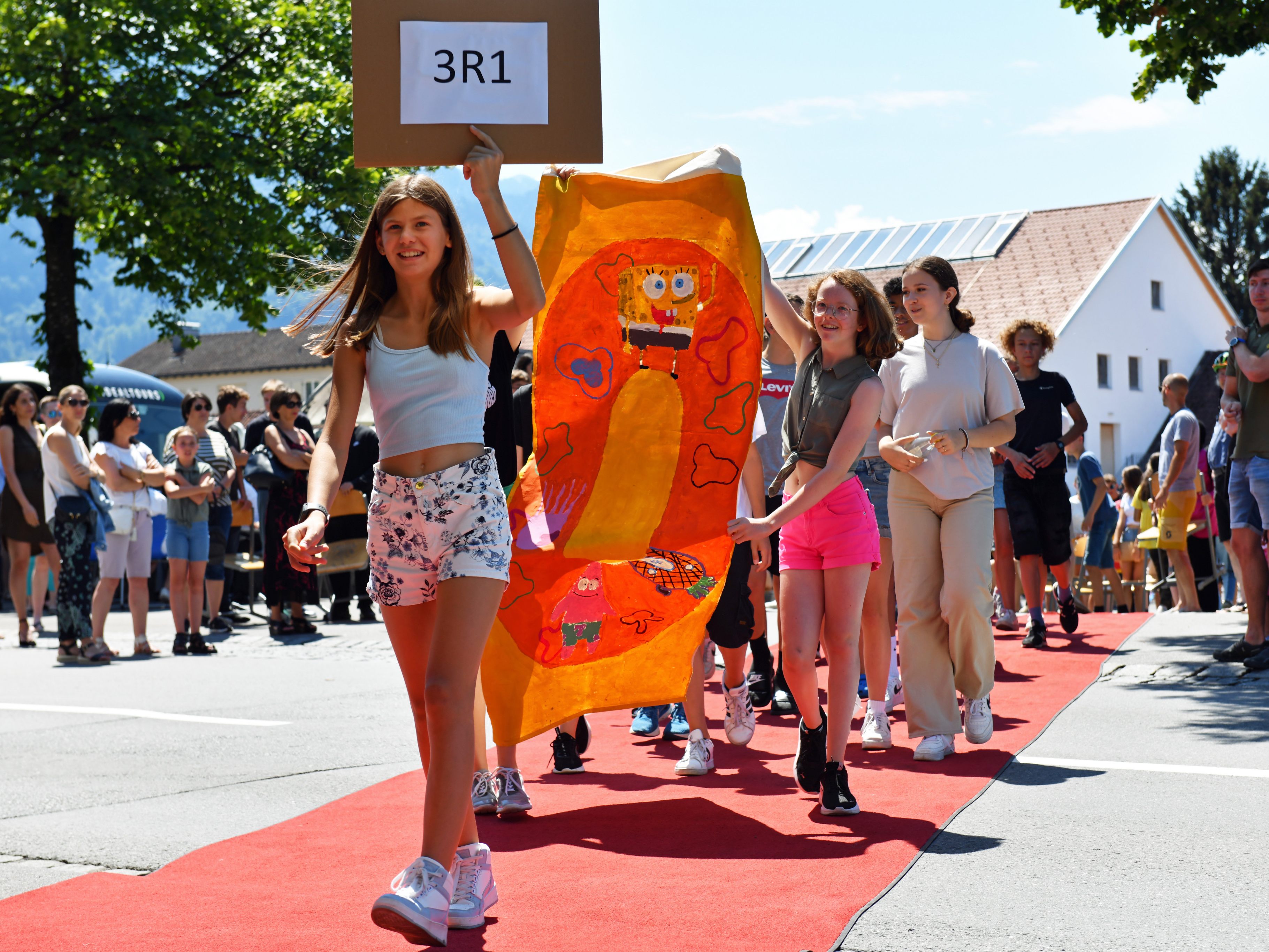 Zur Feier des Tages war für die Schüler ein roter Teppich ausgerollt worden. Zur Feier des Tages war für die Schüler ein roter Teppich ausgerollt worden.