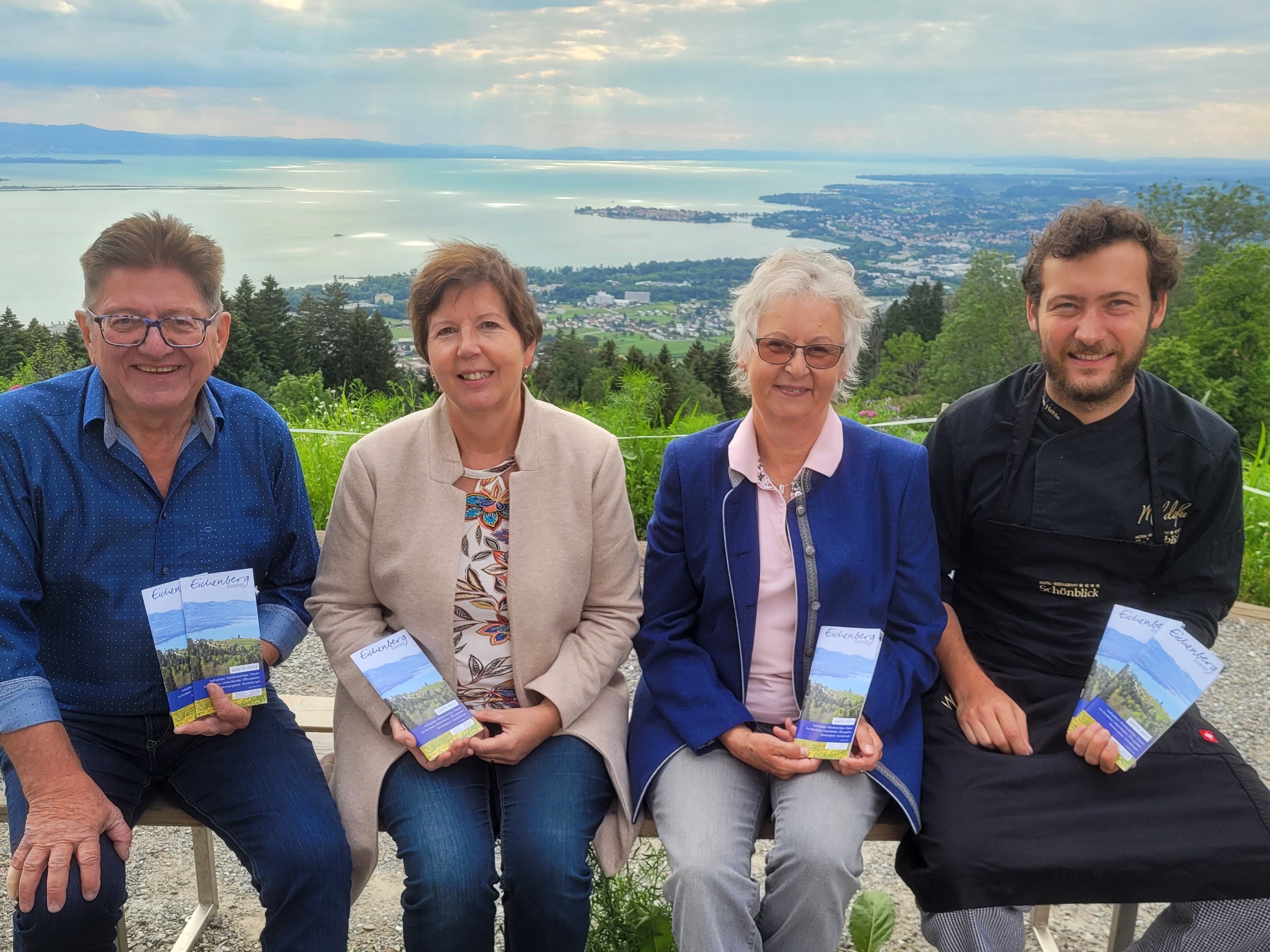 Eichenberg-Tourismus-Obmann Hermann Gmeiner, Irmgard Innauer, Marlene Sohler und Vize-Obmann Jeremias Hehle, Juniorchef vom Hotel Schönblick präsentieren die neu gestaltete „Gäste-Info Eichenberg 2022 – 2024“ mit den zahlreichen Urlaubs- und Freizeitangeboten im Erholungsdorf Eichenberg. Eichenberg-Tourismus-Obmann Hermann Gmeiner, Irmgard Innauer, Marlene Sohler und Vize-Obmann Jeremias Hehle, Juniorchef vom Hotel Schönblick präsentieren die neu gestaltete „Gäste-Info Eichenberg 2022 – 2024“ mit den zahlreichen Urlaubs- und Freizeitangeboten im Erholungsdorf Eichenberg.