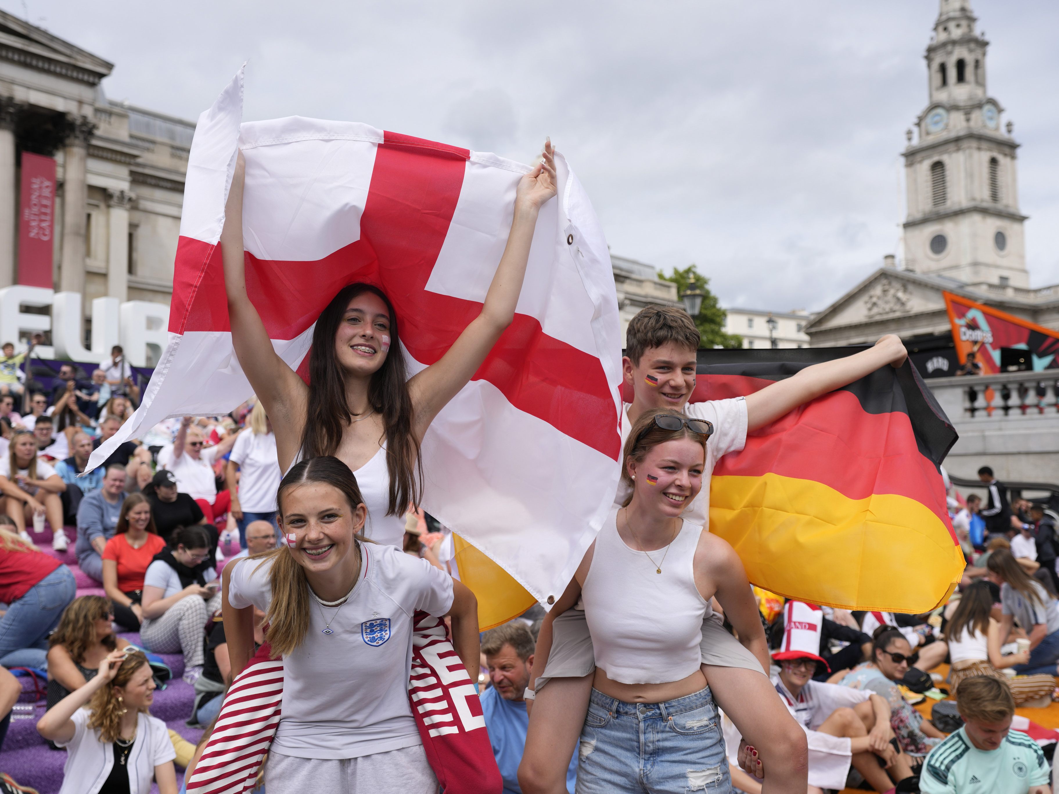 Deutsche und britische Fans feiern zusammen