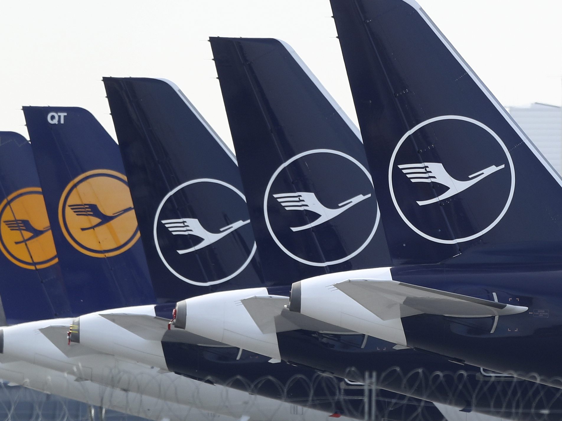 Lufthansa streicht aufgrund der Warnstreiks fast das komplette Flugprogramm. Lufthansa streicht aufgrund der Warnstreiks fast das komplette Flugprogramm.