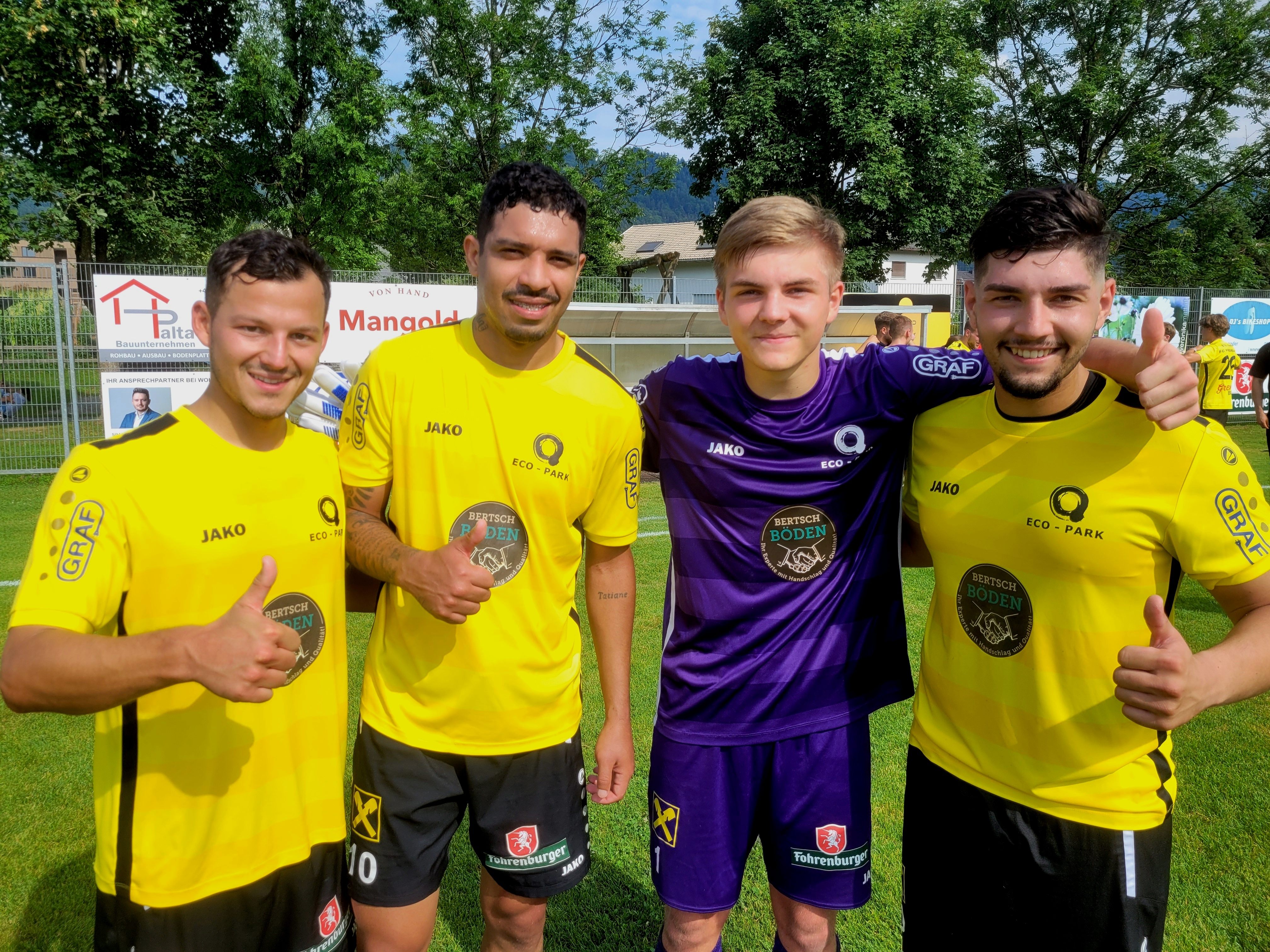 Manuel Sandrisser, Douglas Felipe Macedo Reis und Erhan Erten waren gegen den VfB Bezau die gefeierten Torschützen. Im Bild mit Tormann Ian Martin Gorbach.