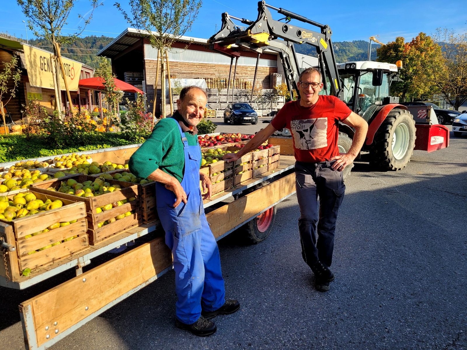 Ankündigung der Aktion „Streuobst vo dahoam“: In jahrzehntelanger Zusammenarbeit bringen die Landwirte der Region ihr Streuobst zur Verarbeitung in den Obsthof Leiblachtal.