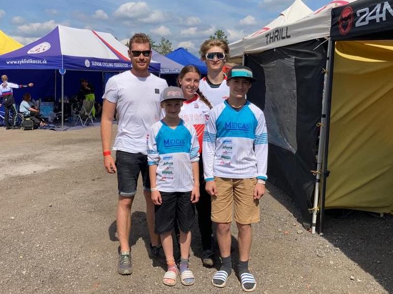 Betreuer Noah Muther (li.) mit den Bludenzer EM-Teilnehmern