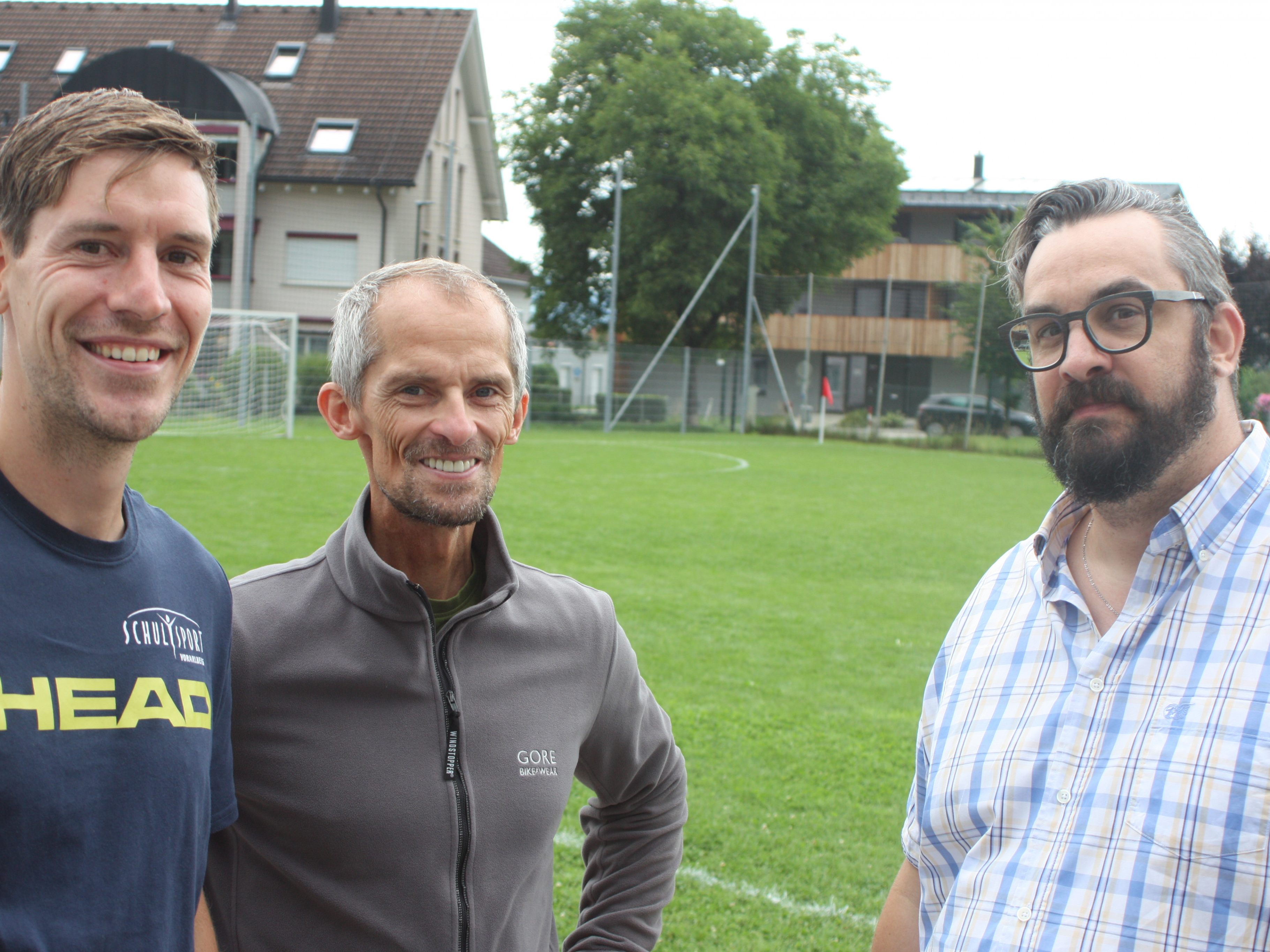 Spielefest OK-Team Johannes Khüny (l.), Roman Toma und SMS Rankweil West Direktor Stefan Lutz-Marte freuten sich mit den 240 Schülern. Spielefest OK-Team Johannes Khüny (l.), Roman Toma und SMS Rankweil West Direktor Stefan Lutz-Marte freuten sich mit den 240 Schülern.