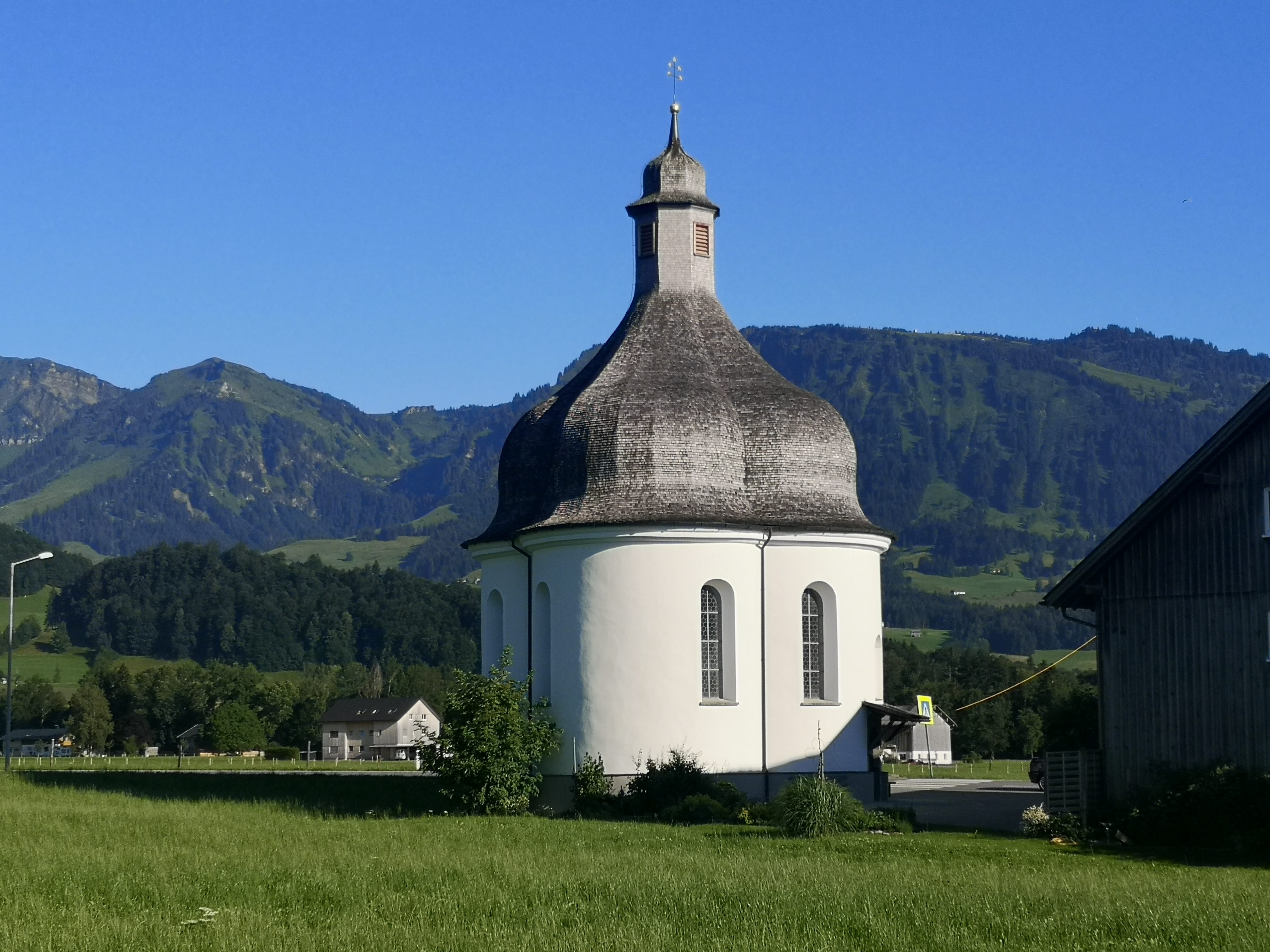 Die barocke, denkmalgeschützte St.-Anna-Kapelle ist in ihrer ursprünglichen Form erhalten.