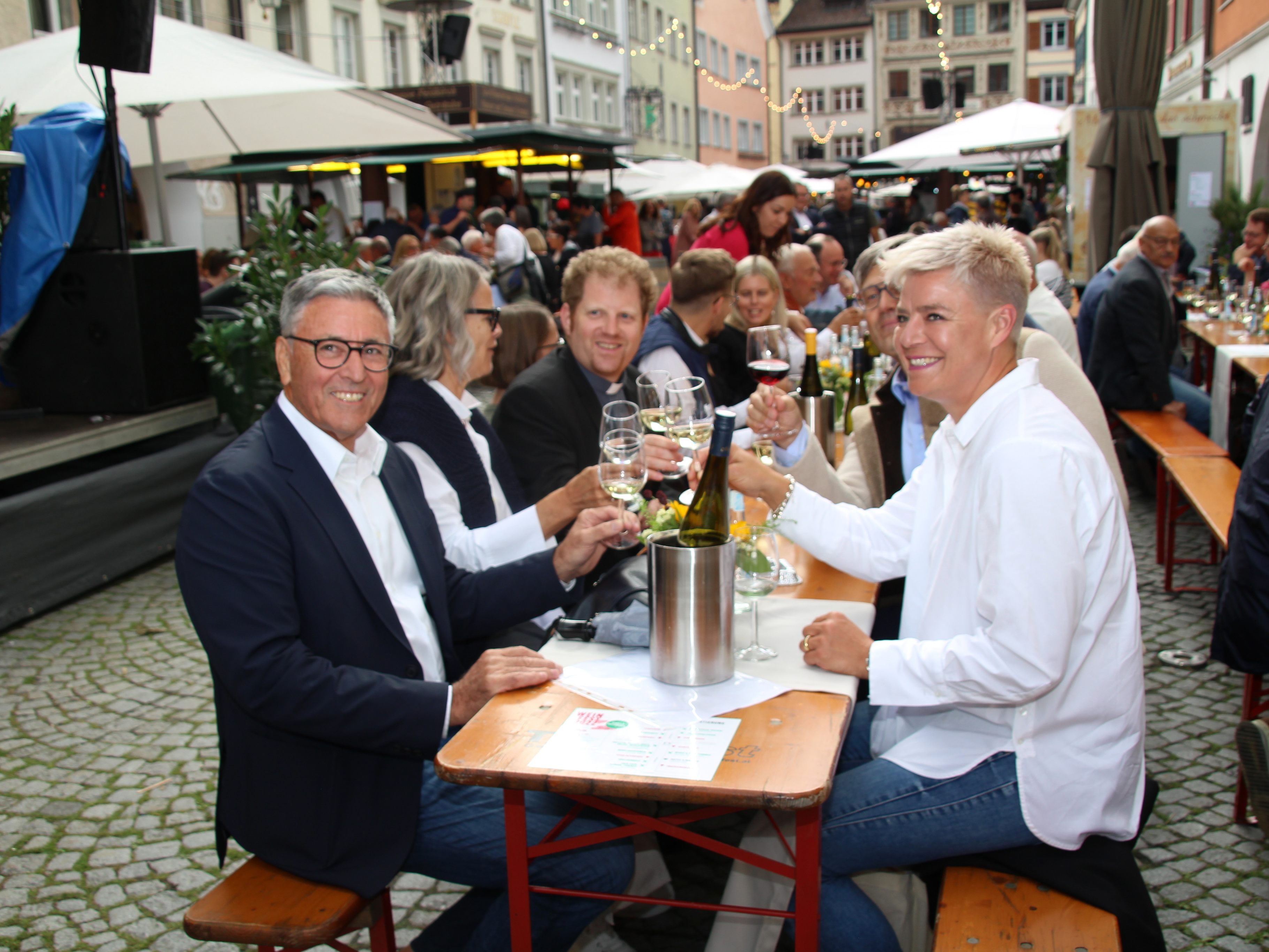 Gerne stießen die Ehrengäste auf ein Gläschen mit Bürgermeister Wolfgang Matt an. Gerne stießen die Ehrengäste auf ein Gläschen mit Bürgermeister Wolfgang Matt an.