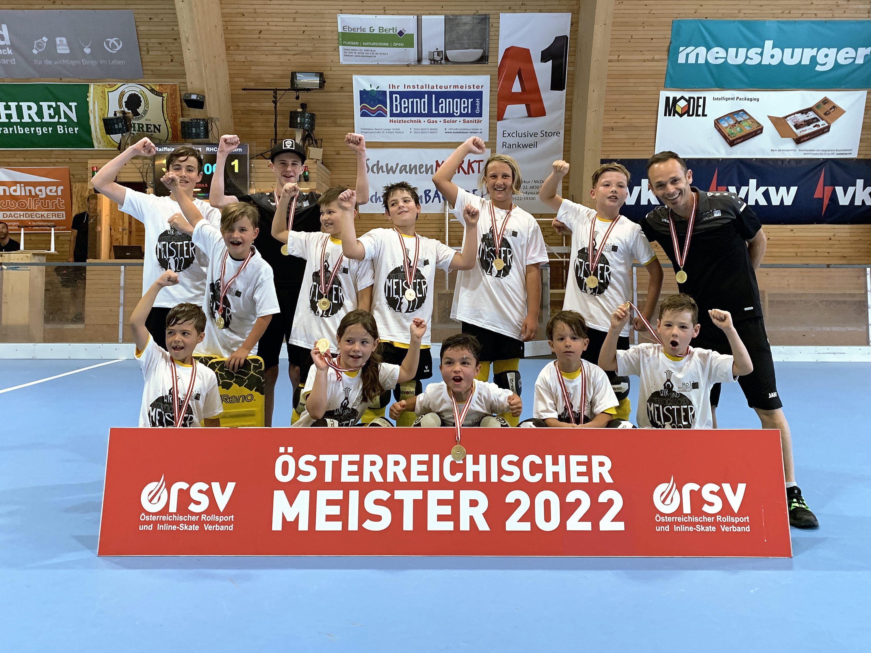 Die stolzen U9-Meister jubelten über ihren Titel. Die stolzen U9-Meister jubelten über ihren Titel.