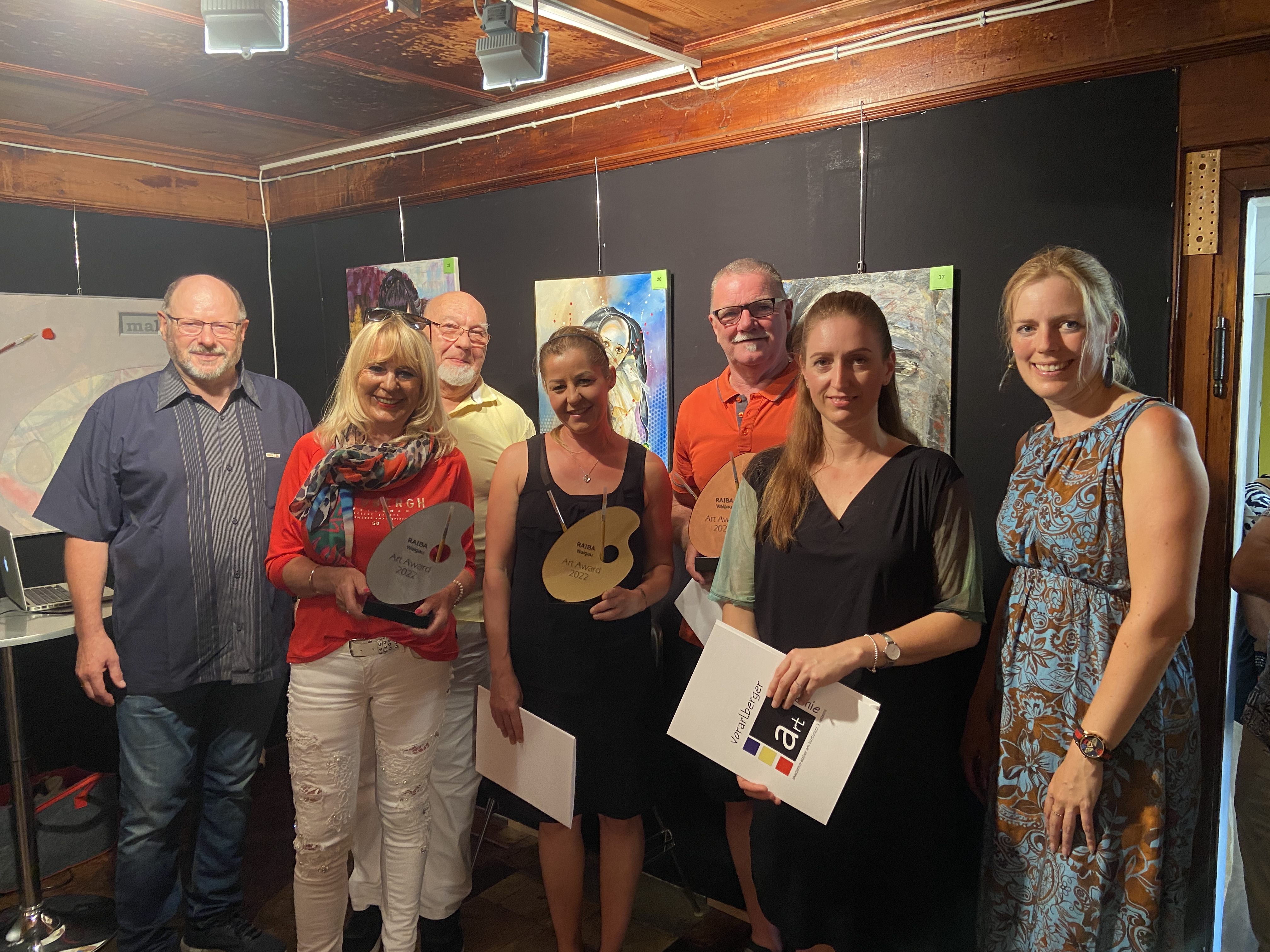 Hanno Kerschbaumer, Renate Ganath, Gerhard Montibeller, Katharina Purtscher, Elmar Frick, Angelika Kessler und Jutta Hartmann (von links) feierten den ersten Raiba Walgau Art Award. Hanno Kerschbaumer, Renate Ganath, Gerhard Montibeller, Katharina Purtscher, Elmar Frick, Angelika Kessler und Jutta Hartmann (von links) feierten den ersten Raiba Walgau Art Award.