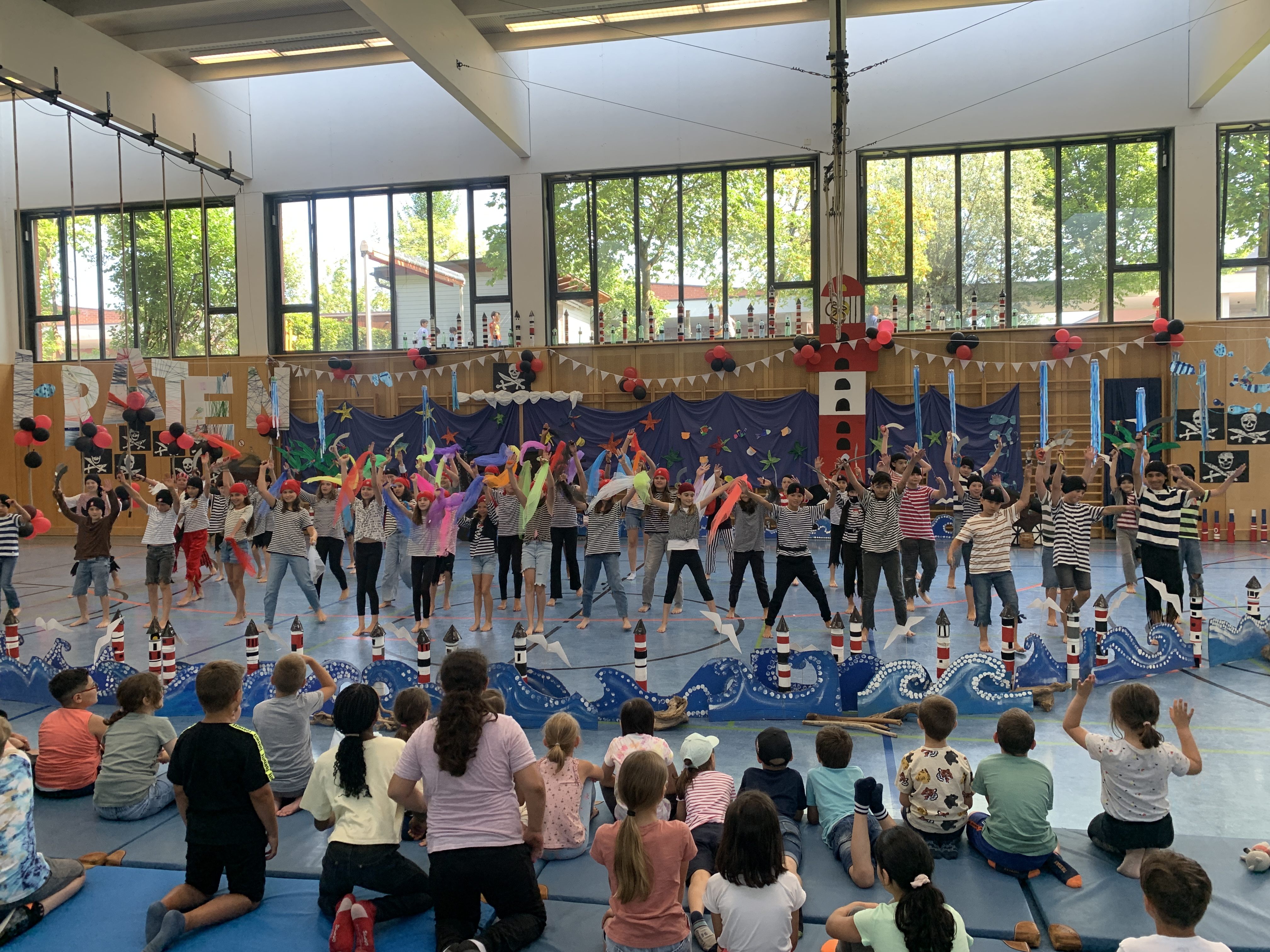 Die Viertklässler der Volksschule Hasenfeld führten eine beeindruckende Akrobatik-Show auf. Die Viertklässler der Volksschule Hasenfeld führten eine beeindruckende Akrobatik-Show auf.