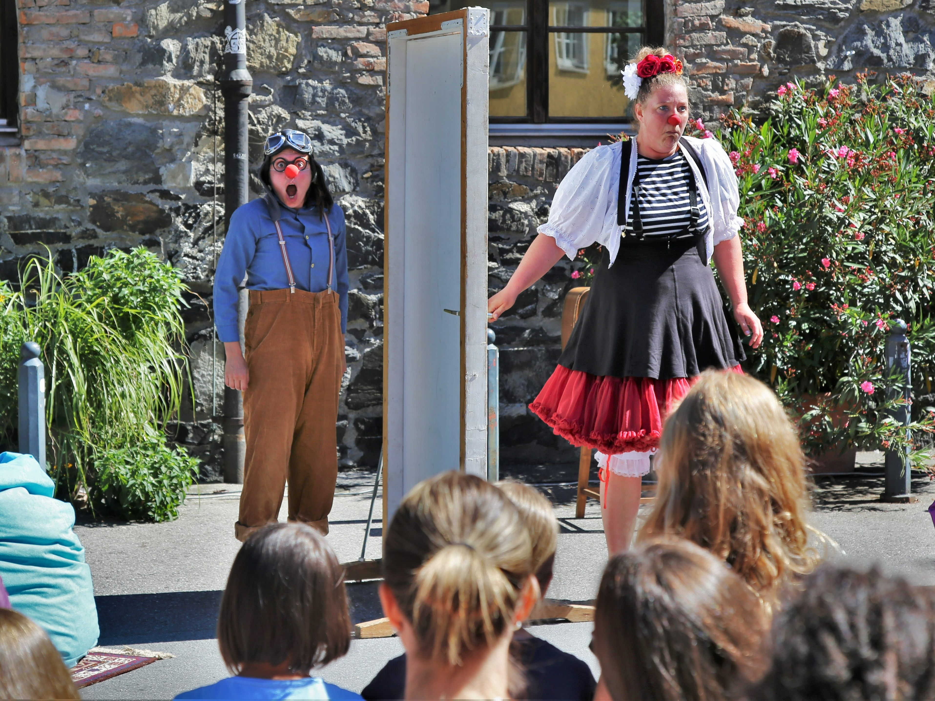 Lillilu (Lisa Suitner) und Allaschka (Alla Abramova) verzauberten am Mühletorplatz. Lillilu (Lisa Suitner) und Allaschka (Alla Abramova) verzauberten am Mühletorplatz.