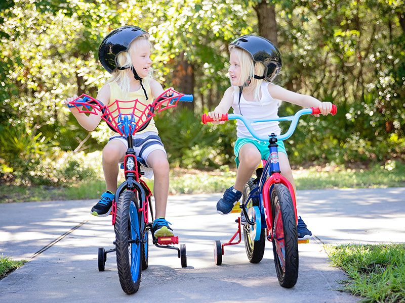 Fahrzeuge der Kinder werden gesegnet. Fahrzeuge der Kinder werden gesegnet.