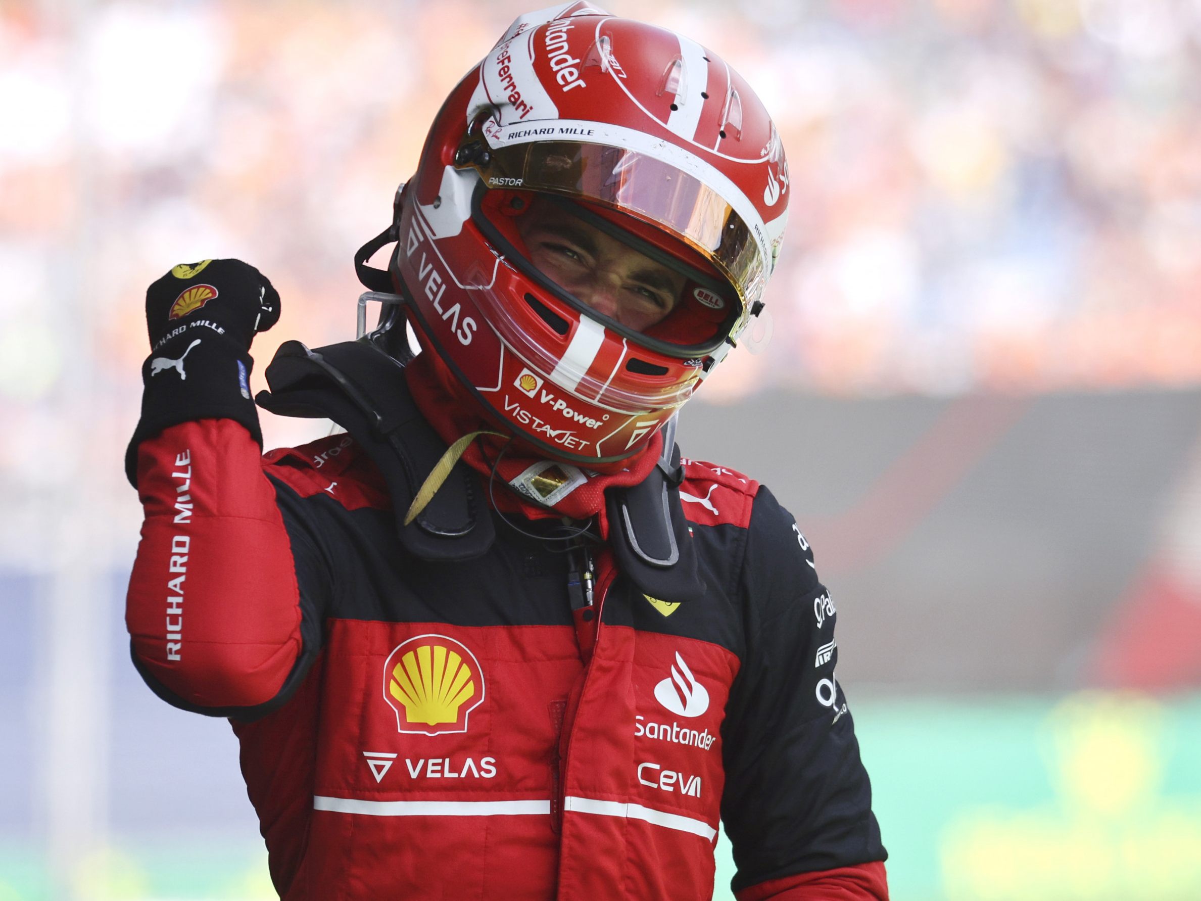 Ende wurde es für Charles Leclerc in einem angeschlagenen Ferrari noch knapp gegen Max Verstappen. Ende wurde es für Charles Leclerc in einem angeschlagenen Ferrari noch knapp gegen Max Verstappen.