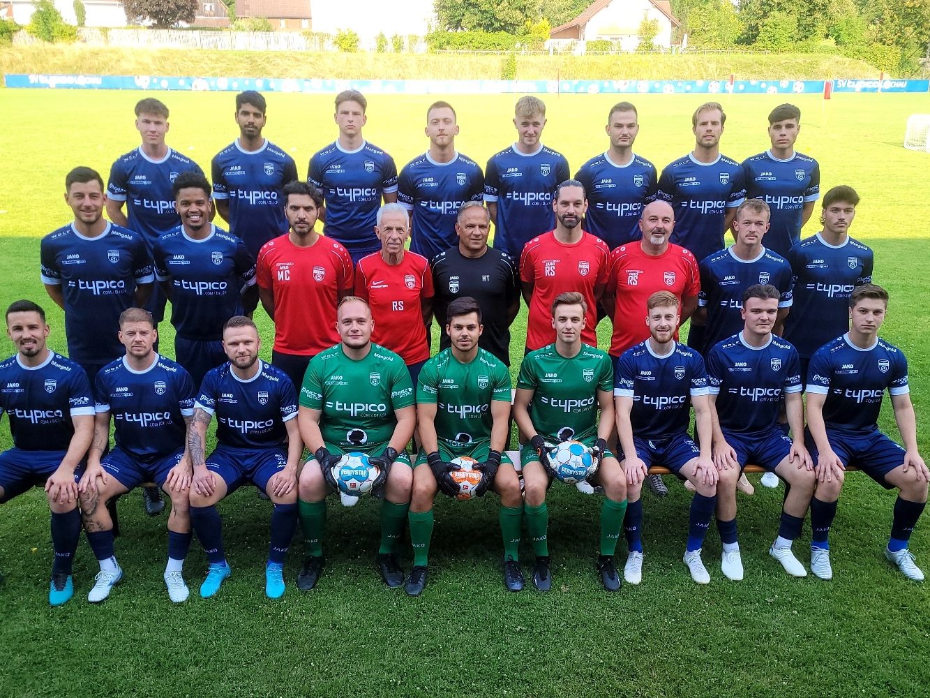 SV typico Lochau – die erfolgreiche Kampfmannschaft im Spieljahr 2022/23: 1. Reihe von links: Robin Lhotzky, Stefan Maccani, Raphael Mathis, Niklas Engstler, Sandro Eichhübl, Janik Zaworka, Patrick Prantl, Fabian Dominikovic und Rene Nesensohn; 2. Reihe von links: Fabio Feldkircher, Danilo Gil, Murat Coskun (CO), Roland Schlattinger (BT), Hanno Trotter (TWT), Rifat Sen (TR), Gerhard Großgasteiger (PH), Johannes Pichler und Nicolai Bösch; 3. Reihe von links: Simon Eberle, Kisanthan Nagarasa, Lukas Rusch, Marcel Ladinek, Niklas Ill, Benjamin Kaufmann, Niklas Außerlechner und Matteo Außerlechner. Es fehlen: Alexander Rundstuck, Serkan Kilic und Jakob Thurnher. SV typico Lochau – die erfolgreiche Kampfmannschaft im Spieljahr 2022/23: 1. Reihe von links: Robin Lhotzky, Stefan Maccani, Raphael Mathis, Niklas Engstler, Sandro Eichhübl, Janik Zaworka, Patrick Prantl, Fabian Dominikovic und Rene Nesensohn; 2. Reihe von links: Fabio Feldkircher, Danilo Gil, Murat Coskun (CO), Roland Schlattinger (BT), Hanno Trotter (TWT), Rifat Sen (TR), Gerhard Großgasteiger (PH), Johannes Pichler und Nicolai Bösch; 3. Reihe von links: Simon Eberle, Kisanthan Nagarasa, Lukas Rusch, Marcel Ladinek, Niklas Ill, Benjamin Kaufmann, Niklas Außerlechner und Matteo Außerlechner. Es fehlen: Alexander Rundstuck, Serkan Kilic und Jakob Thurnher.