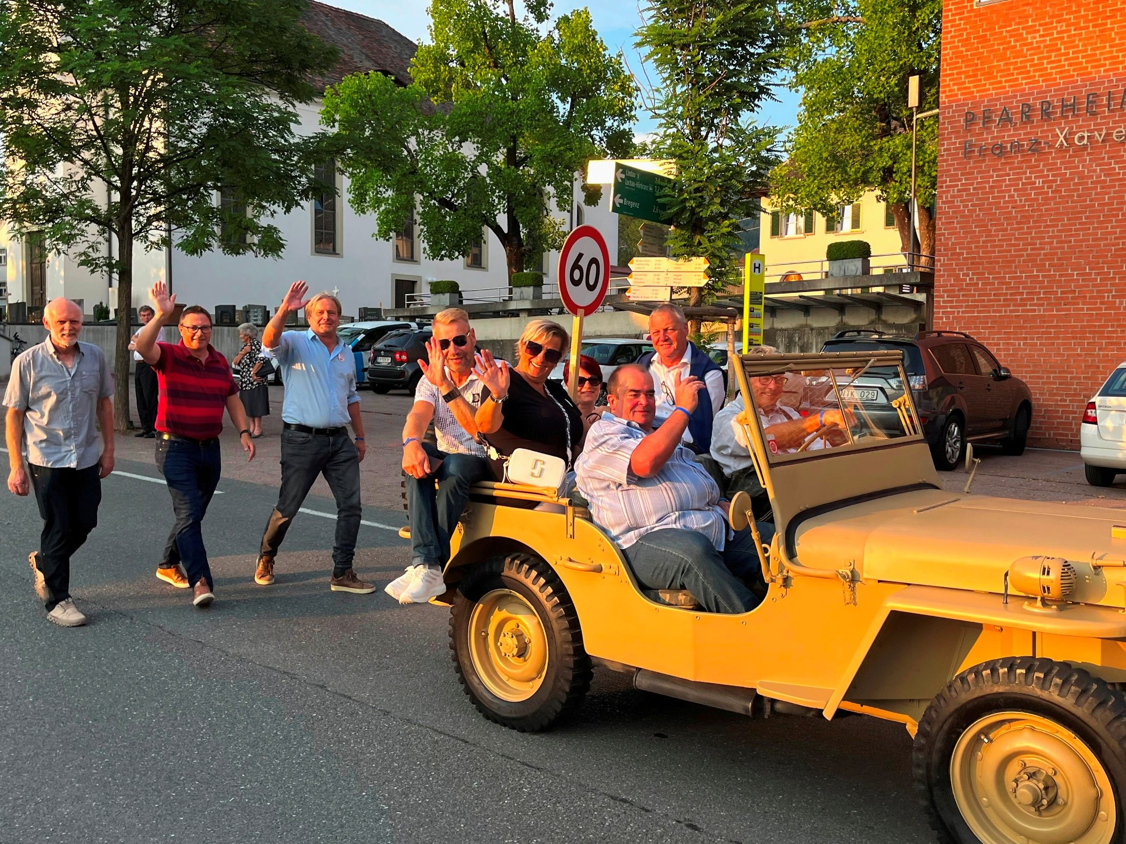 Festumzug mit Gastmusik, Jubiläumsjahrgängern, Jungmusik Lochau, The First Leiblach Valley Pipes and Drums und Oldie-Jeep-Club Vorarlberg zum gemeinsamen Leiblachtaler „Jubiläums-Jahrgänger-Triple-Fest“ im Lochauer Schulhof. Festumzug mit Gastmusik, Jubiläumsjahrgängern, Jungmusik Lochau, The First Leiblach Valley Pipes and Drums und Oldie-Jeep-Club Vorarlberg zum gemeinsamen Leiblachtaler „Jubiläums-Jahrgänger-Triple-Fest“ im Lochauer Schulhof.