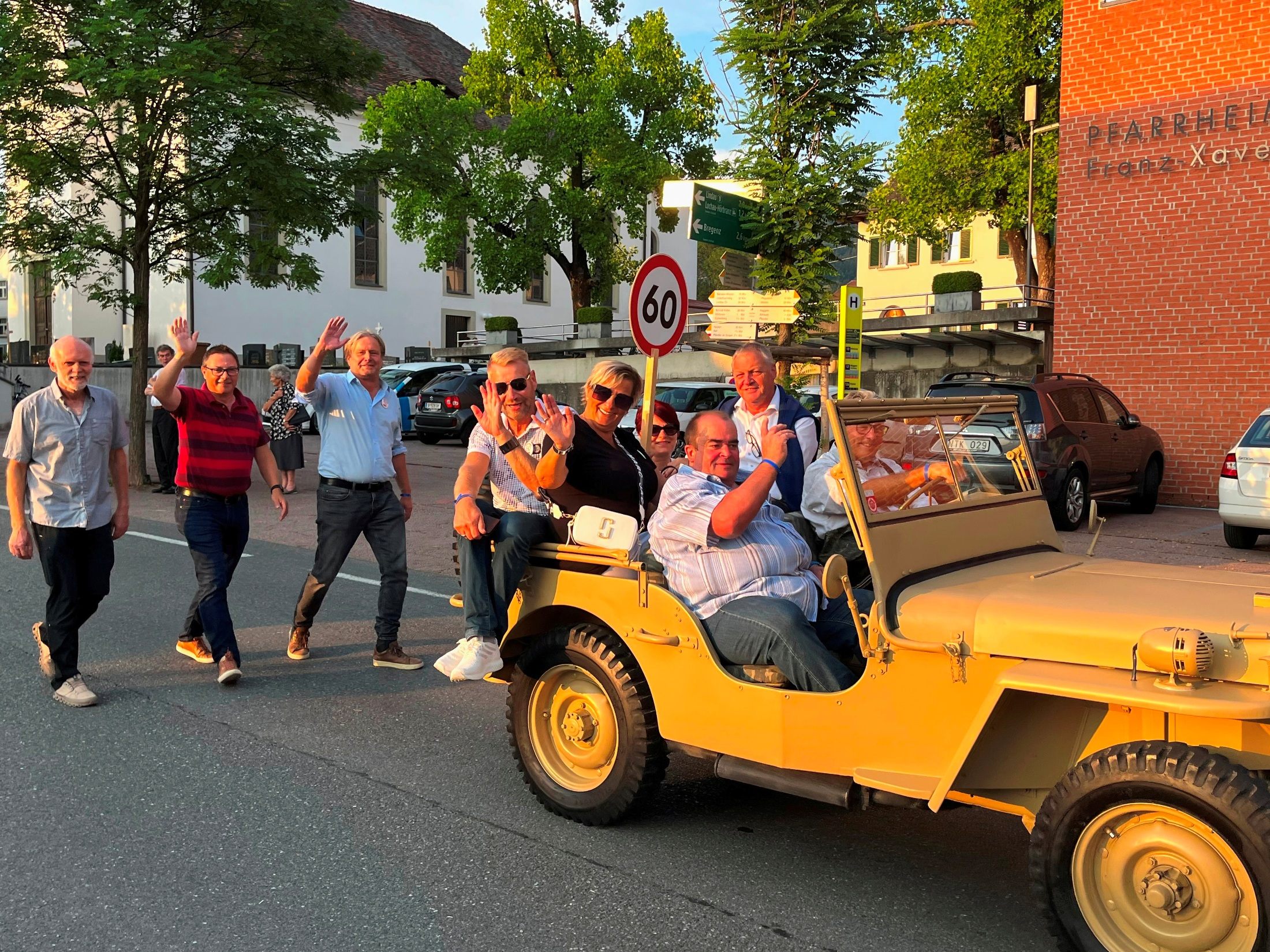 Festumzug mit Gastmusik, Jubiläumsjahrgängern, Jungmusik Lochau, The First Leiblach Valley Pipes and Drums und Oldie-Jeep-Club Vorarlberg zum gemeinsamen Leiblachtaler „Jubiläums-Jahrgänger-Triple-Fest“  im Lochauer Schulhof.