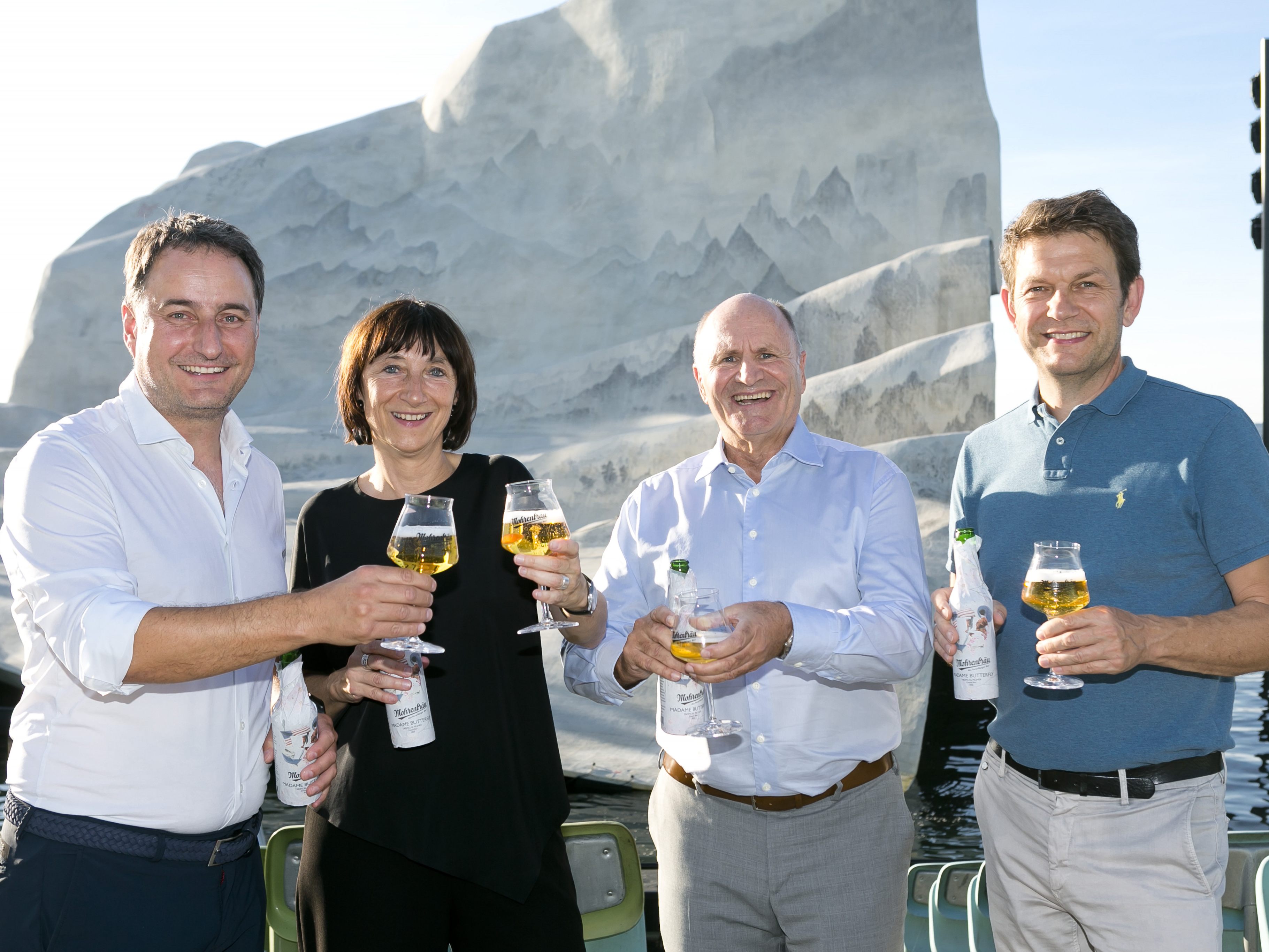 Stoßen mit einer Flasche Madame Butterfly auf eine gelungene Generalprobe bei den Bregenzer Festspielen an (von links): Mohrenbrauerei-Geschäftsführer Thomas Pachole, Intendantin Elisabeth Sobotka, Präsident Hans-Peter Metzler und der kaufmännische Direktor Michael Diem.
