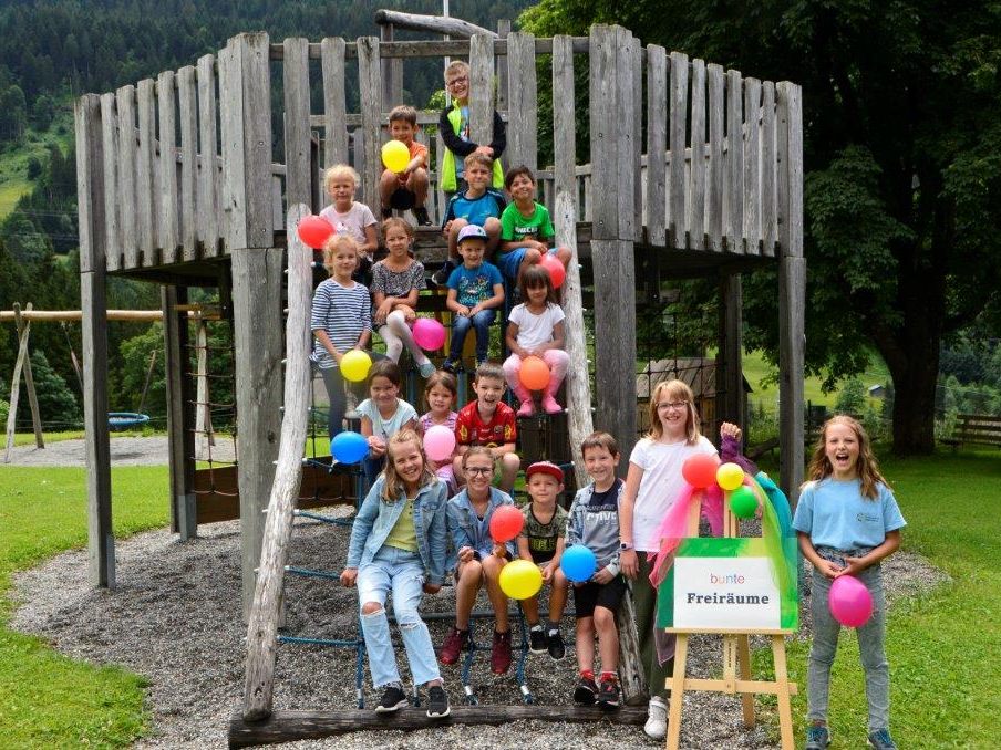 Anna, Alice, Enrico, Filip, Gregor, Johanna, Julia, Lisa, Liam, Linus, Lucia, Marwin, Matteo, Maximilian, Milena, Rosa, Sofie und Zanet kämpfen mit ihren Eltern und Bürgermeister Martin Burtscher um ihre Schule. Anna, Alice, Enrico, Filip, Gregor, Johanna, Julia, Lisa, Liam, Linus, Lucia, Marwin, Matteo, Maximilian, Milena, Rosa, Sofie und Zanet kämpfen mit ihren Eltern und Bürgermeister Martin Burtscher um ihre Schule.