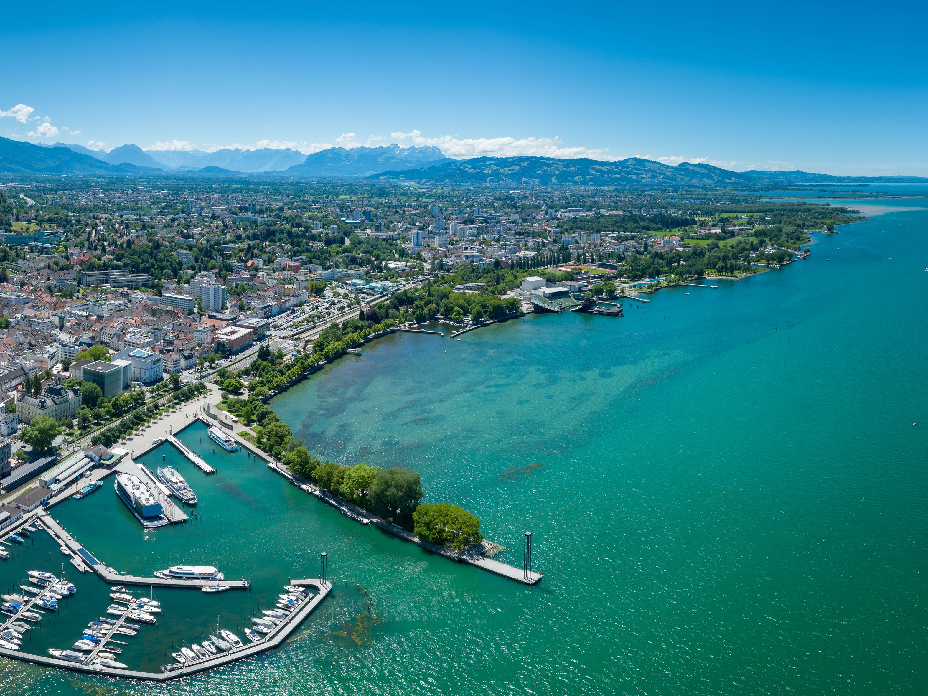 Das Bregenzer Hallenbad und das Festspielhaus sollen in Zukunft in Sachen Kälte- und Wärmeversorgung auf Seewasser setzen.