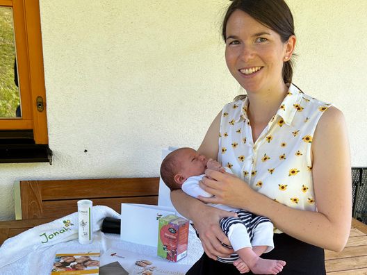 Theresa Loacker und der kleine Jonah neben dem Babypaket Theresa Loacker und der kleine Jonah neben dem Babypaket