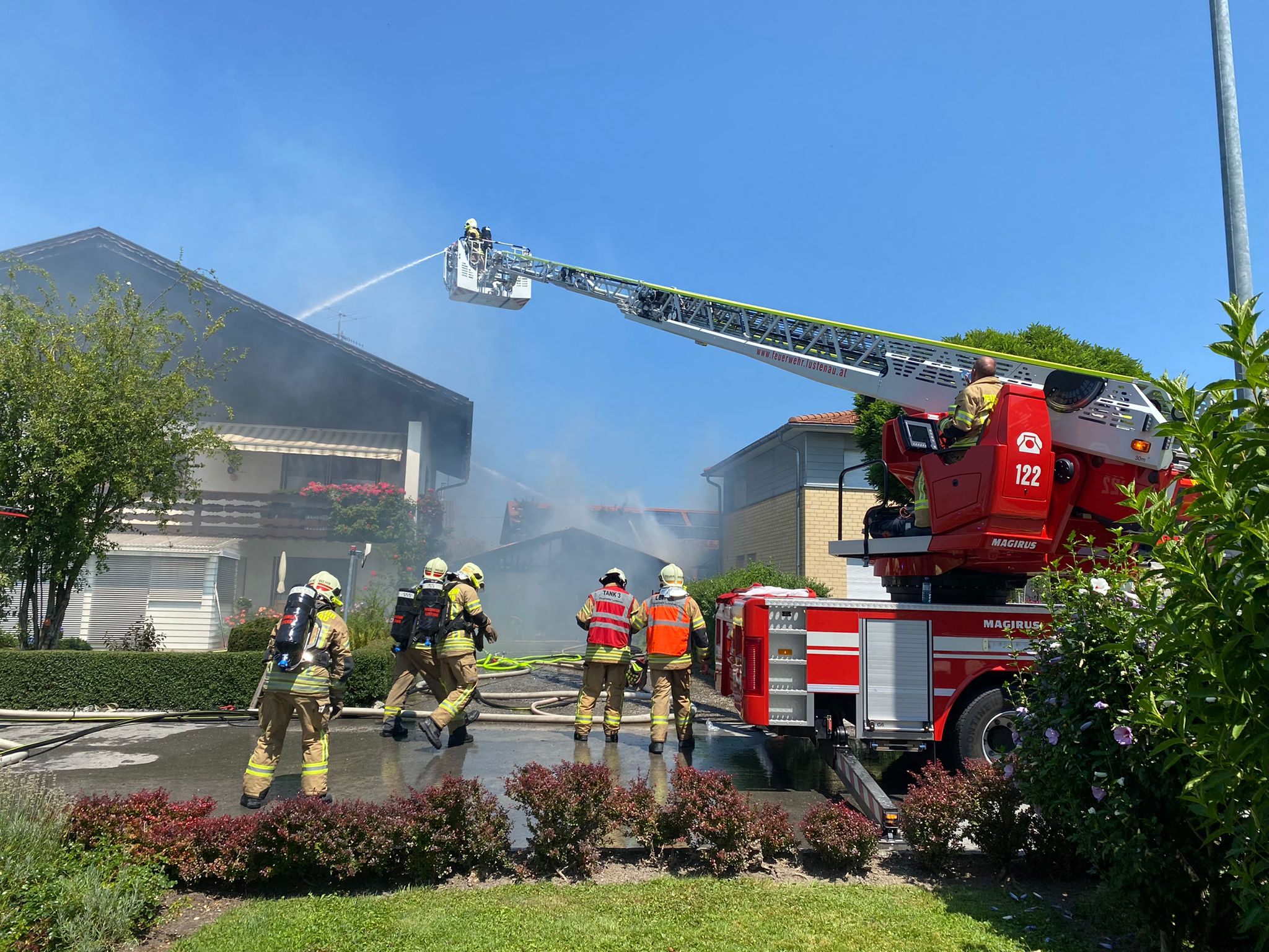 Am Montagmittag geriet ein Schopf in Vollbrand - das Feuer griff auf das Wohnhaus über.