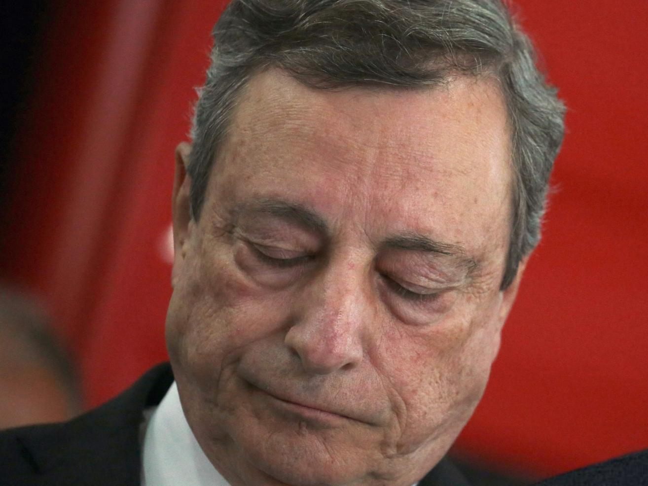 Italiens Staatspräsident Sergio Mattarella (rechts) hat den Rücktritt von Regierungschef Mario Draghi (links) abgelehnt. Italiens Staatspräsident Sergio Mattarella (rechts) hat den Rücktritt von Regierungschef Mario Draghi (links) abgelehnt.