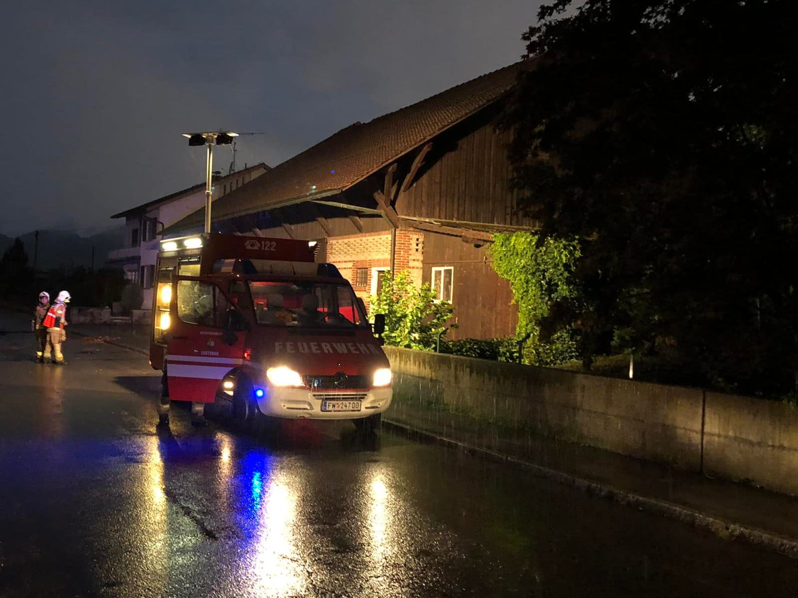 In Lustenau hat am Donnerstagabend ein Blitz in ein leerstehendes Bauernhaus eingeschlagen.