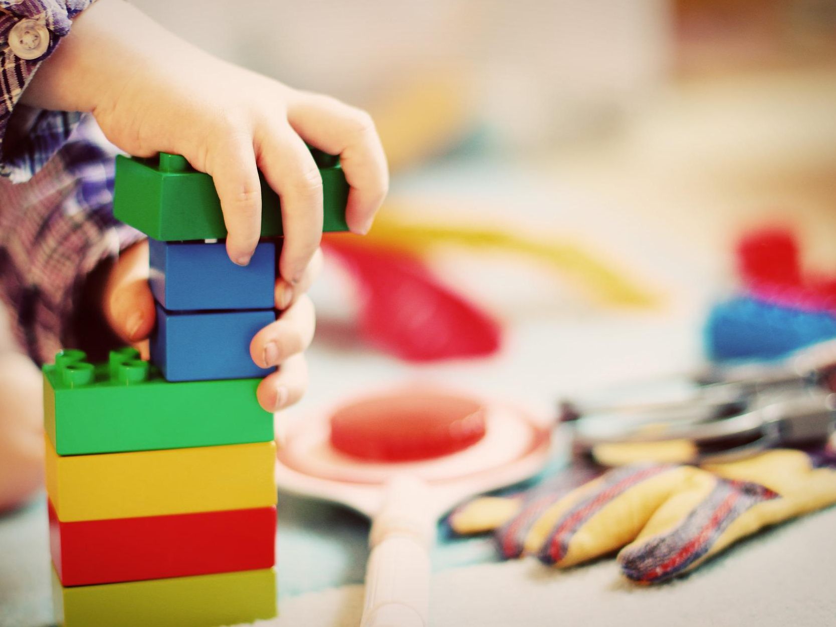 Als Maßnahme gegen den Personalmangel in Kindergärten sollen die Ausbildungsplätze an Kollegs ausgebaut werden.