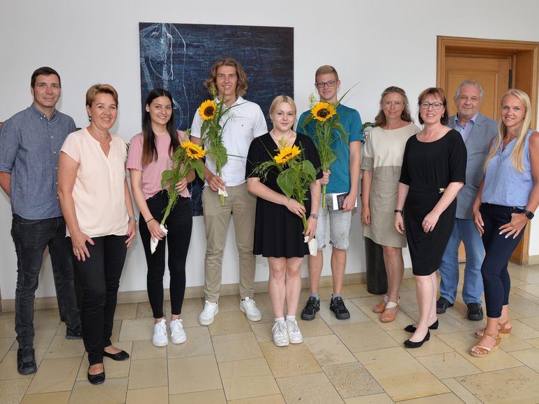 (v.l.): Jonas Greber, Bürgermeisterin Dipl.-Vw. Andrea Kaufmann, Katharina Frandl, Henrik Matiz, Dorina Weissensteiner, Aaron Böhringer, Berte Singer-Millhagen, Mag. (FH) Sylvia Eisenring, Ing. Wolfgang Sohm, Sabrina Zangerl-Fussenegger (v.l.): Jonas Greber, Bürgermeisterin Dipl.-Vw. Andrea Kaufmann, Katharina Frandl, Henrik Matiz, Dorina Weissensteiner, Aaron Böhringer, Berte Singer-Millhagen, Mag. (FH) Sylvia Eisenring, Ing. Wolfgang Sohm, Sabrina Zangerl-Fussenegger