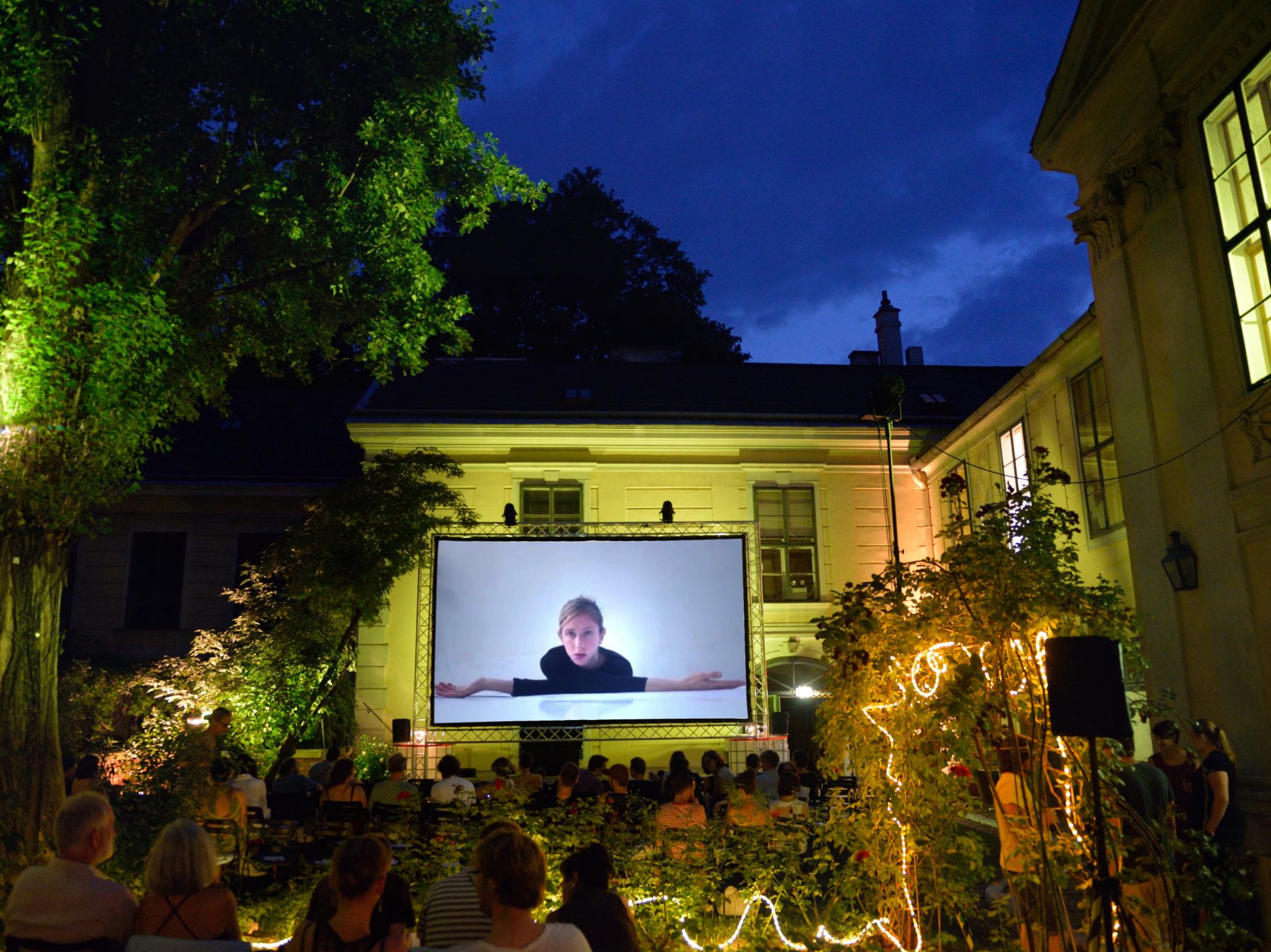 Das dotdotdot Open Air Kurzfilmfestival findet ab dem 31. Juli im Wiener Volkskundemuseum statt. Das dotdotdot Open Air Kurzfilmfestival findet ab dem 31. Juli im Wiener Volkskundemuseum statt.