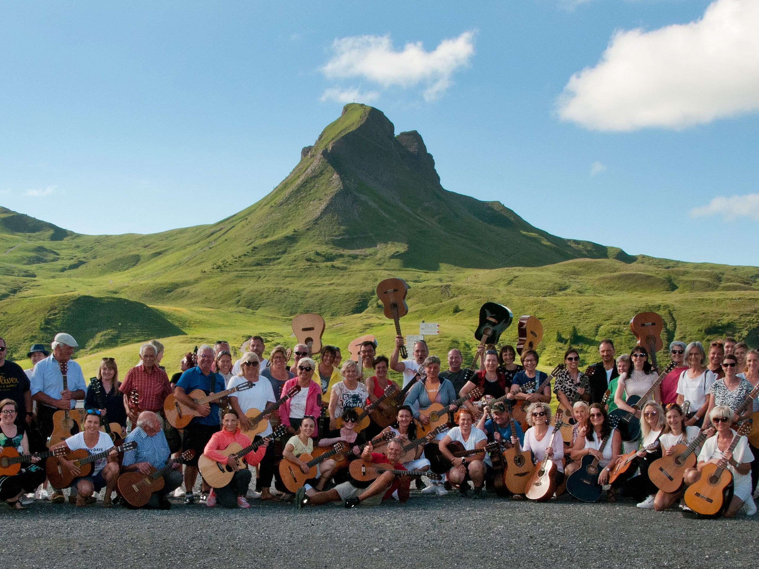 Ein Gruppenfoto mit Christoph Schwärzler (Mitte, vorne) vor der Damülser Mittagspitze gehört zum unvergesslichen Event. Ein Gruppenfoto mit Christoph Schwärzler (Mitte, vorne) vor der Damülser Mittagspitze gehört zum unvergesslichen Event.