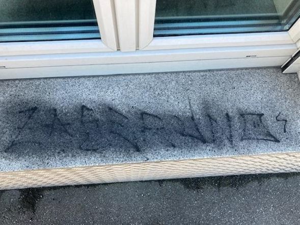 Vandalen beschmierten Fenstersims