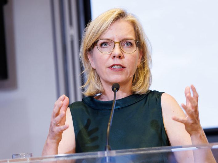 Energieministerin Leonore Gewessler (Grüne) erteilt den Rufen nach einem Tempolimit aufgrund der Teuerung eine Absage.