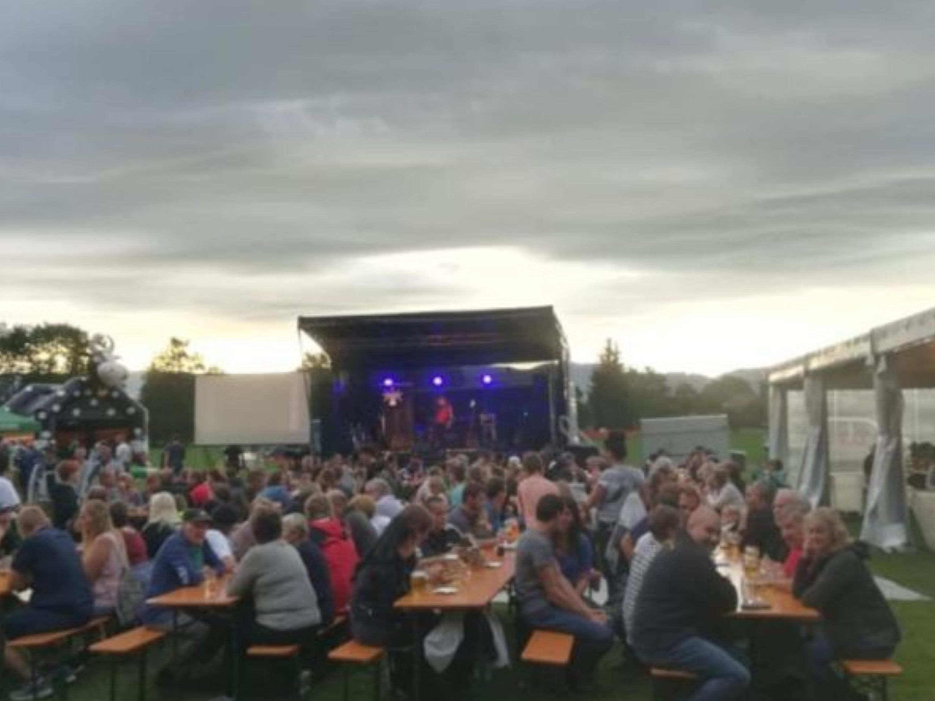Der Funkenplatz im Schwefel verwandelt sich zum Dämmerschoppen der Galgenbrüder wieder zu einer Festwiese für Jung und Alt Der Funkenplatz im Schwefel verwandelt sich zum Dämmerschoppen der Galgenbrüder wieder zu einer Festwiese für Jung und Alt