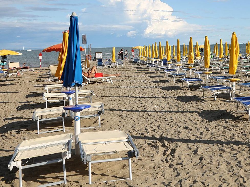 70 Personen prügelten sich auf der Strandpromenade in Lignano. 70 Personen prügelten sich auf der Strandpromenade in Lignano.