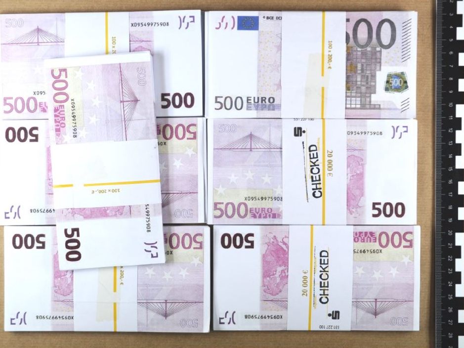 Beim Verkauf einer Luxusuhr und Goldmünzen ist ein Brüderpaar mit Falschgeld bezahlt worden