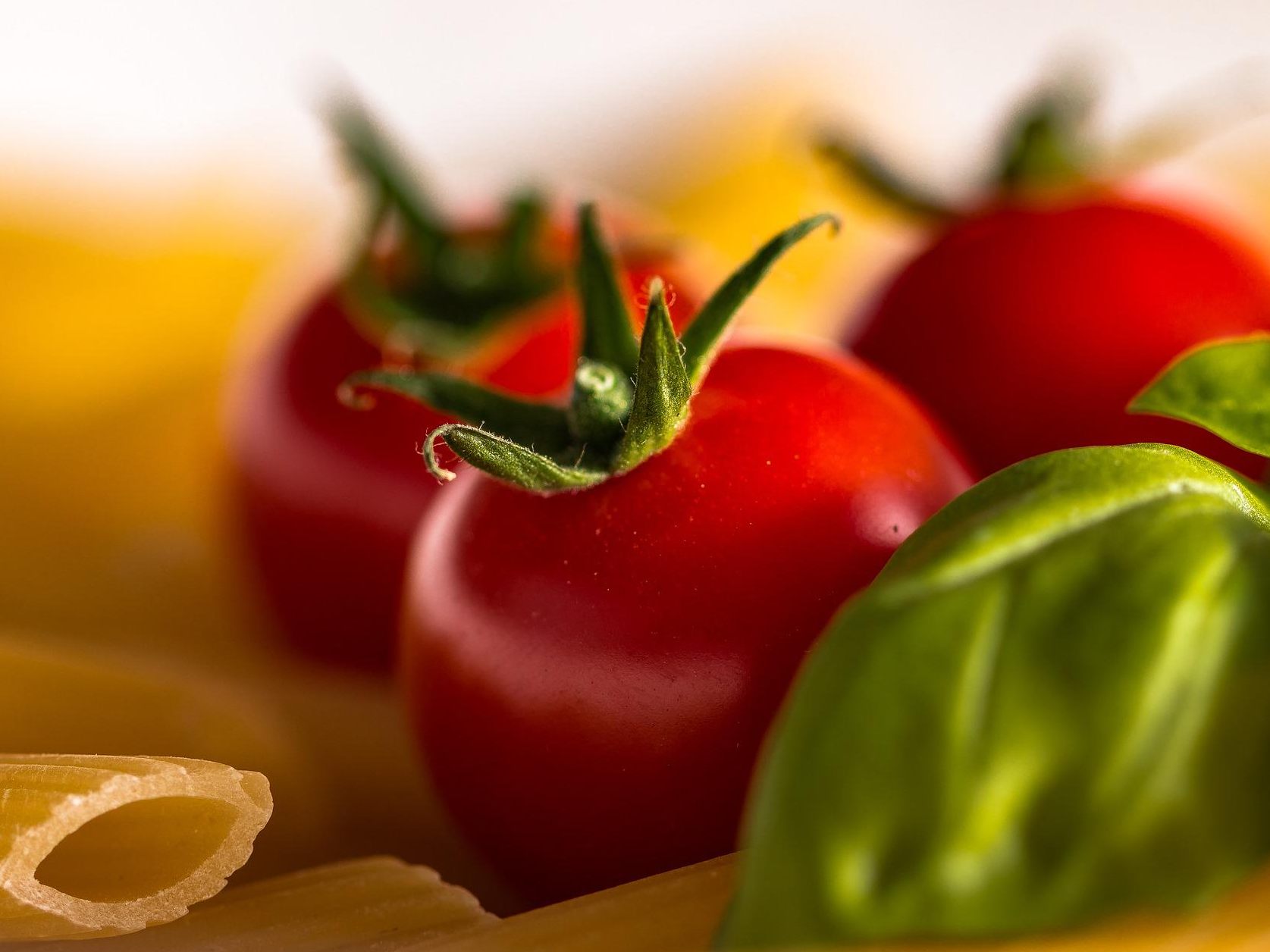 Laut AK-Teuerungs-Check haben sich die Preise für Penne-Nudeln und Tomaten stark erhöht.