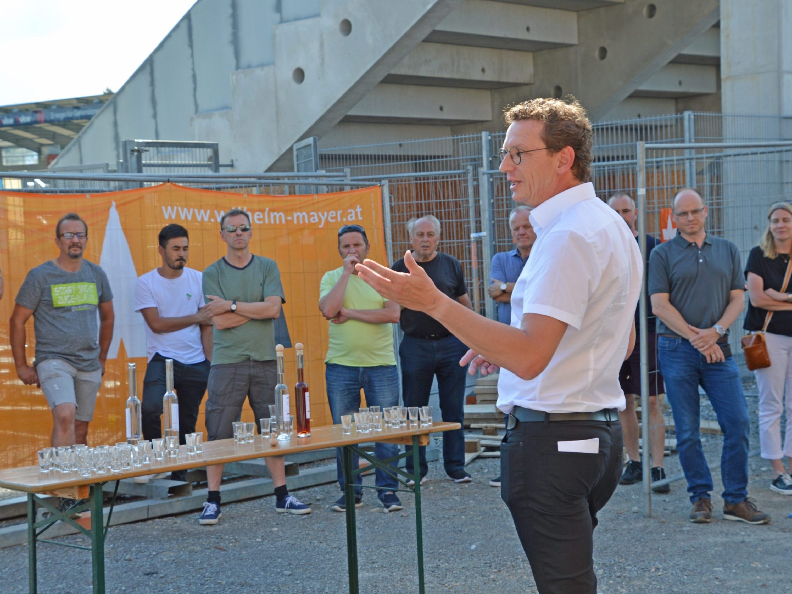 Bürgermeister Markus Giesinger bedankte sich bei allen Beteiligten und freute sich mit allen Anwesenden über den Baufortschritt beim neuen SCRA-Nachwuchscampus