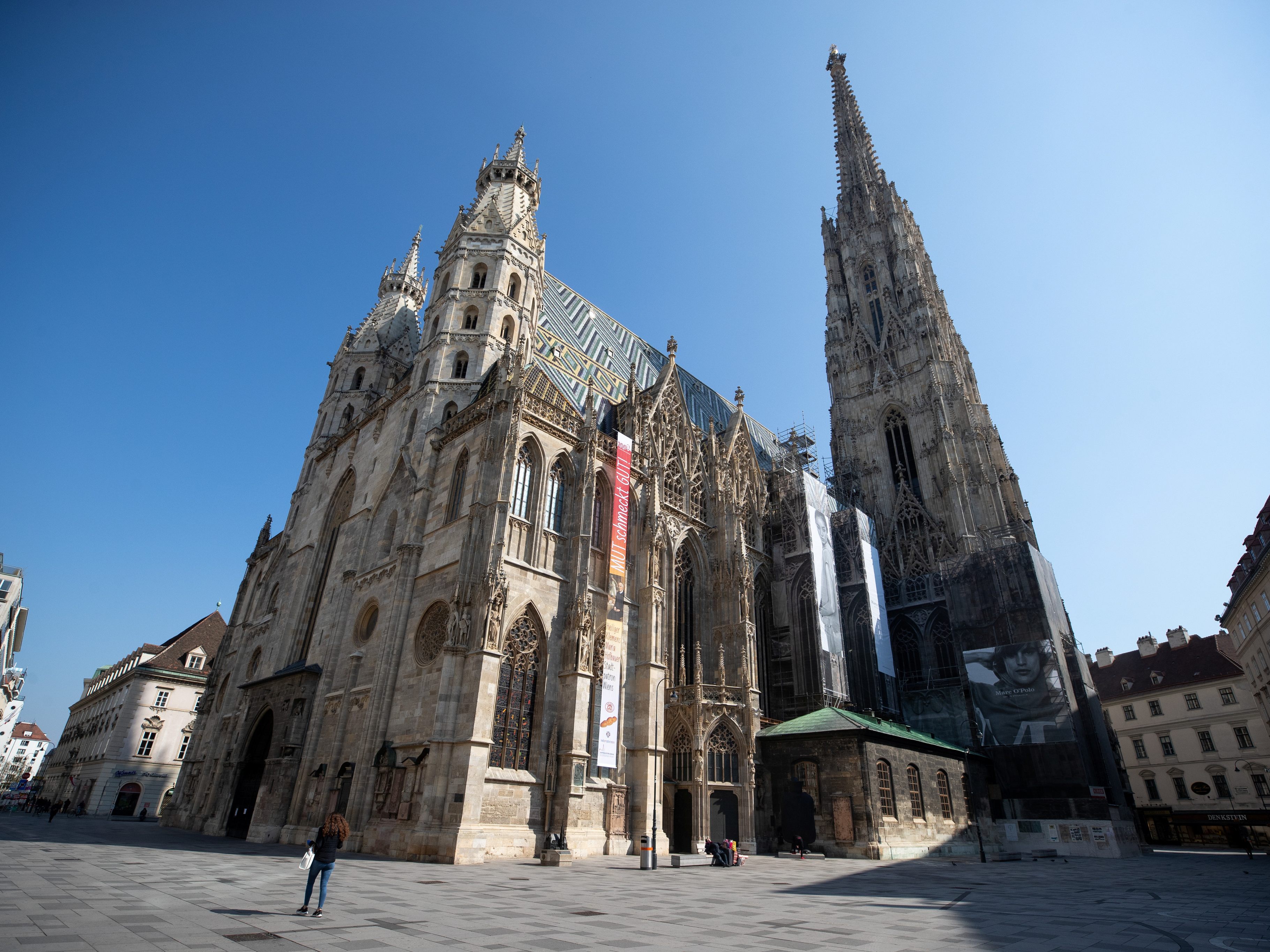 Ein Mann kletterte auf den Wiener Stephansdom, um die Aussicht zu genießen. Ein Mann kletterte auf den Wiener Stephansdom, um die Aussicht zu genießen.