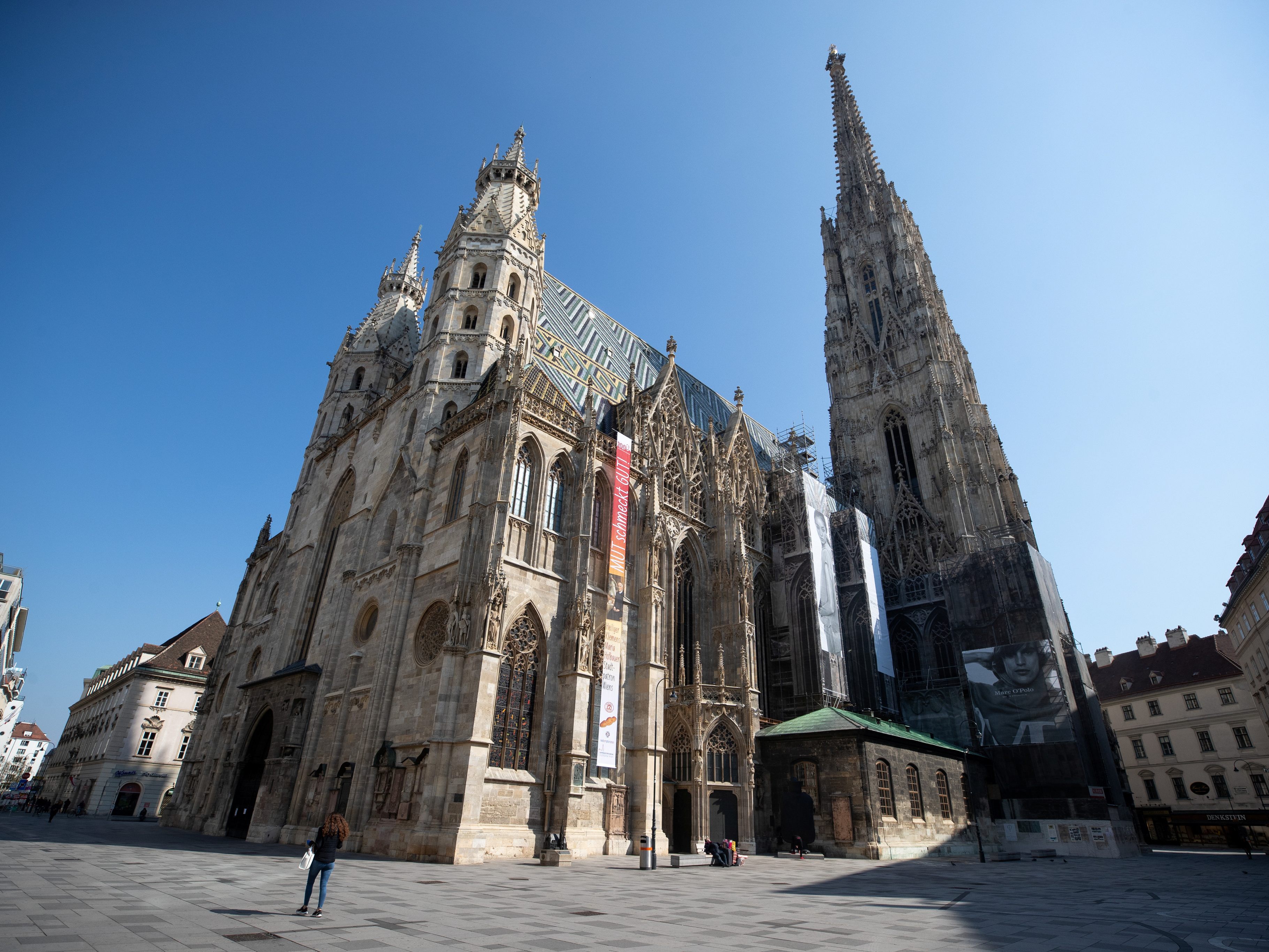 Ein Mann kletterte auf den Wiener Stephansdom, um die Aussicht zu genießen.