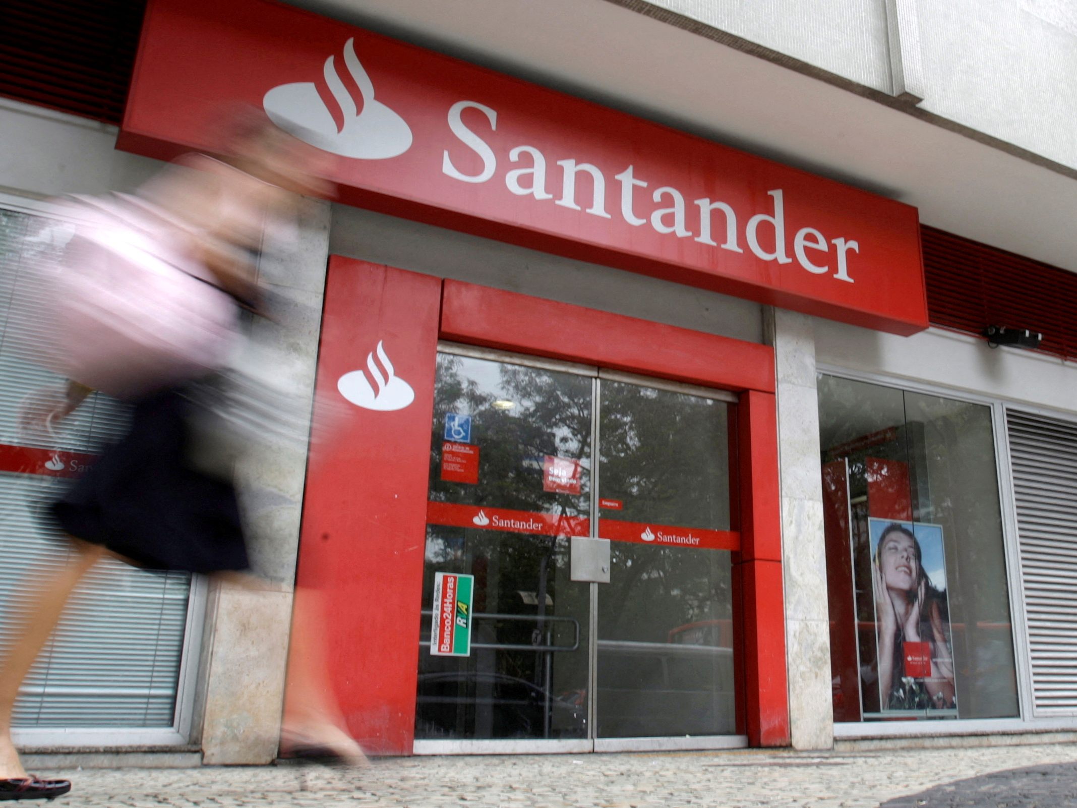 Santander zahlt nun die Kreditzinsen zurück. Santander zahlt nun die Kreditzinsen zurück.