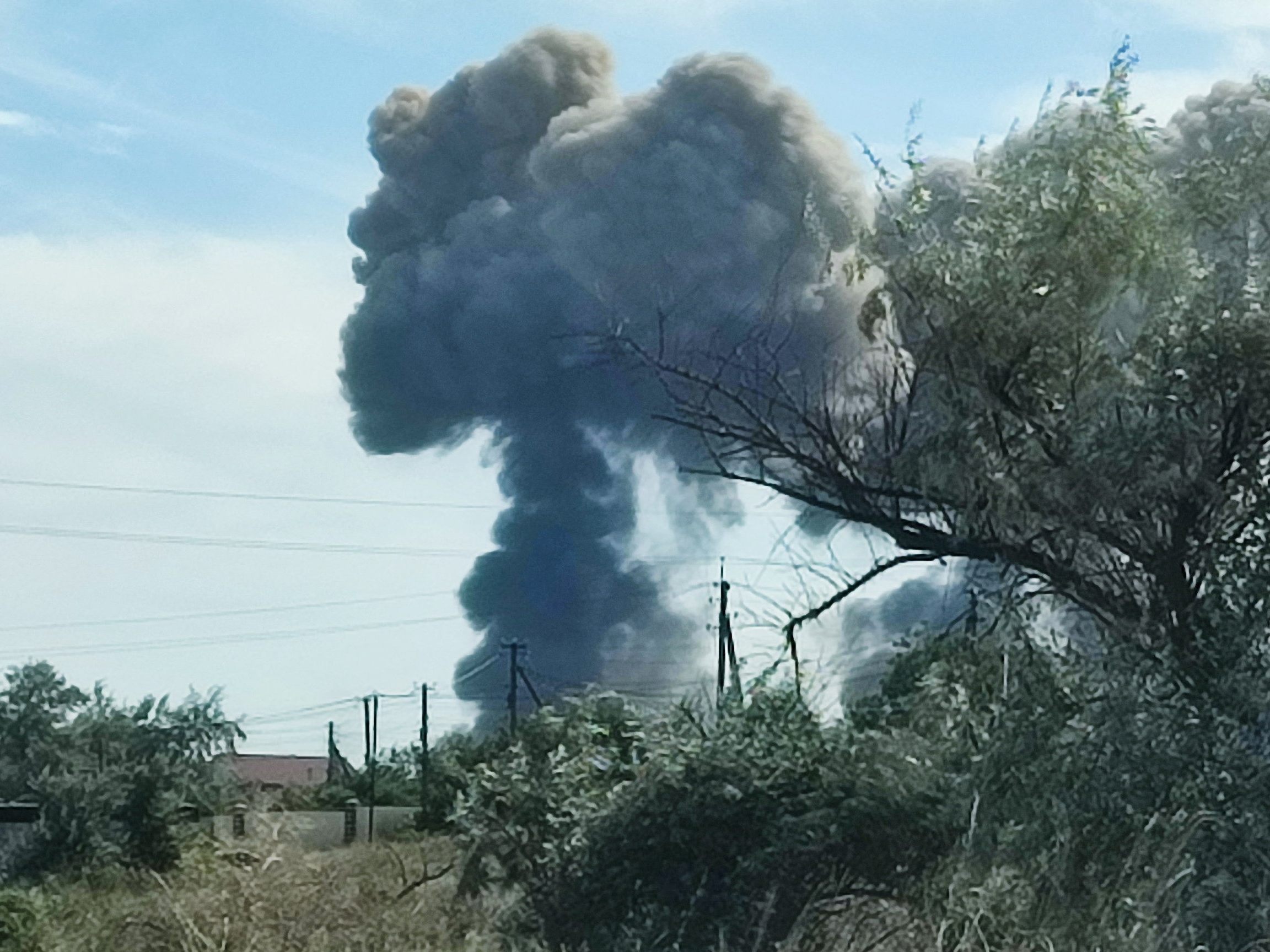 Videos zeigten große Rauchwolken nach den Explosionen auf der Krim.