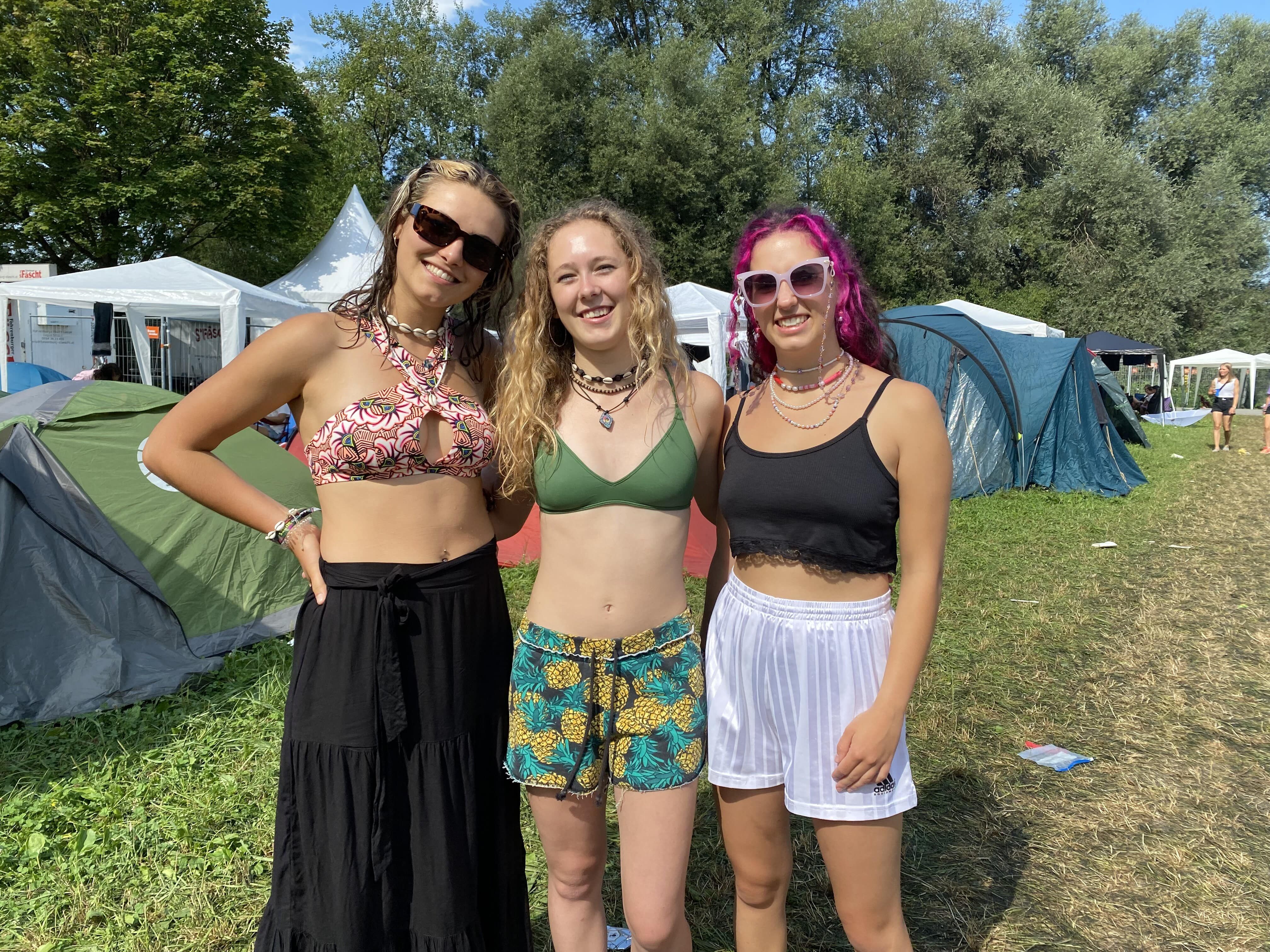 Voll in Festival-Laune sind auch diese drei Mädels. Voll in Festival-Laune sind auch diese drei Mädels.