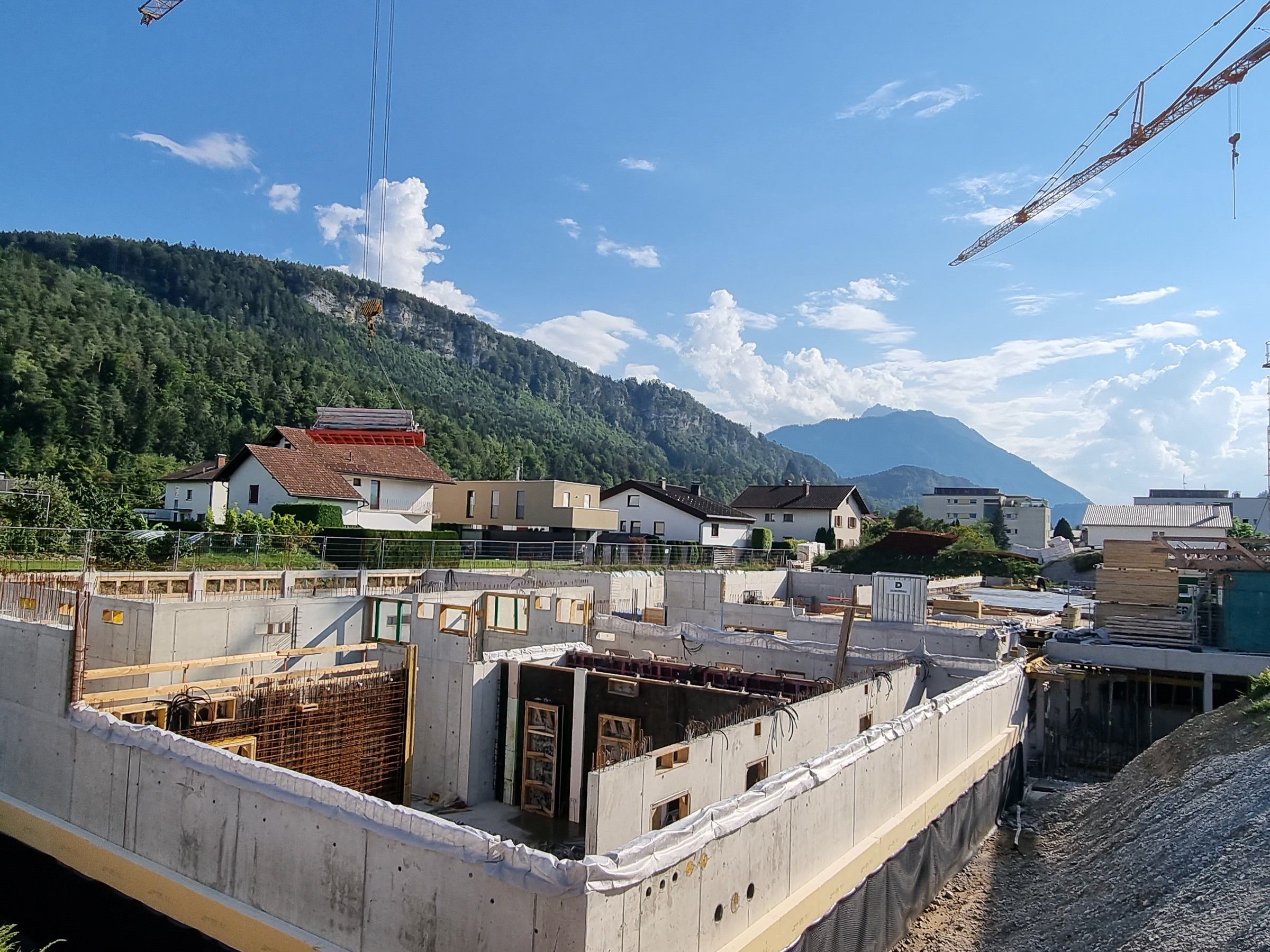 Das Neue Schulgebäude nimmt allmählich Gestalt an.
