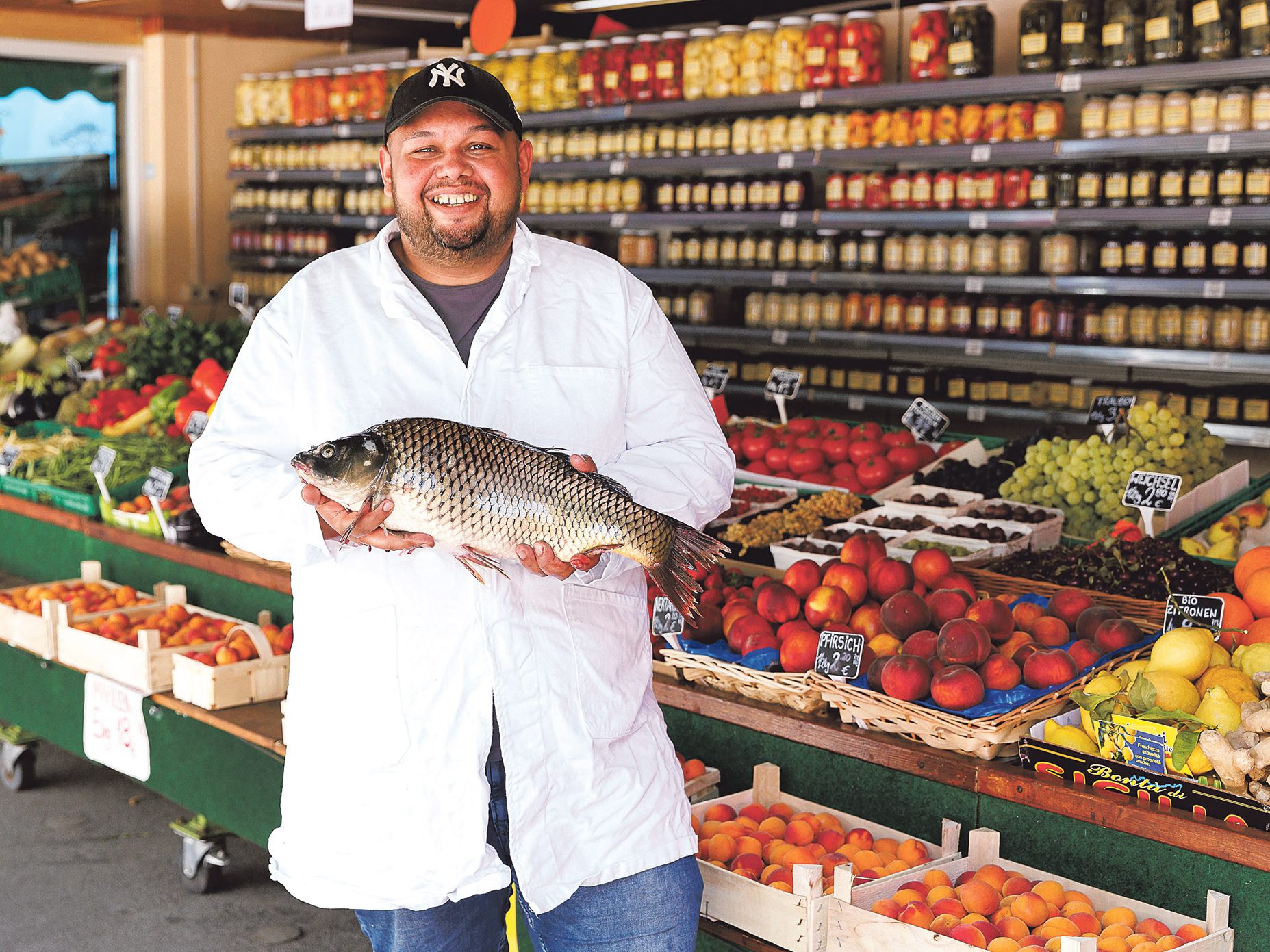 Der Karpfenkönig Danijel Jankovic vom Floridsdorfer Markt in Wien.