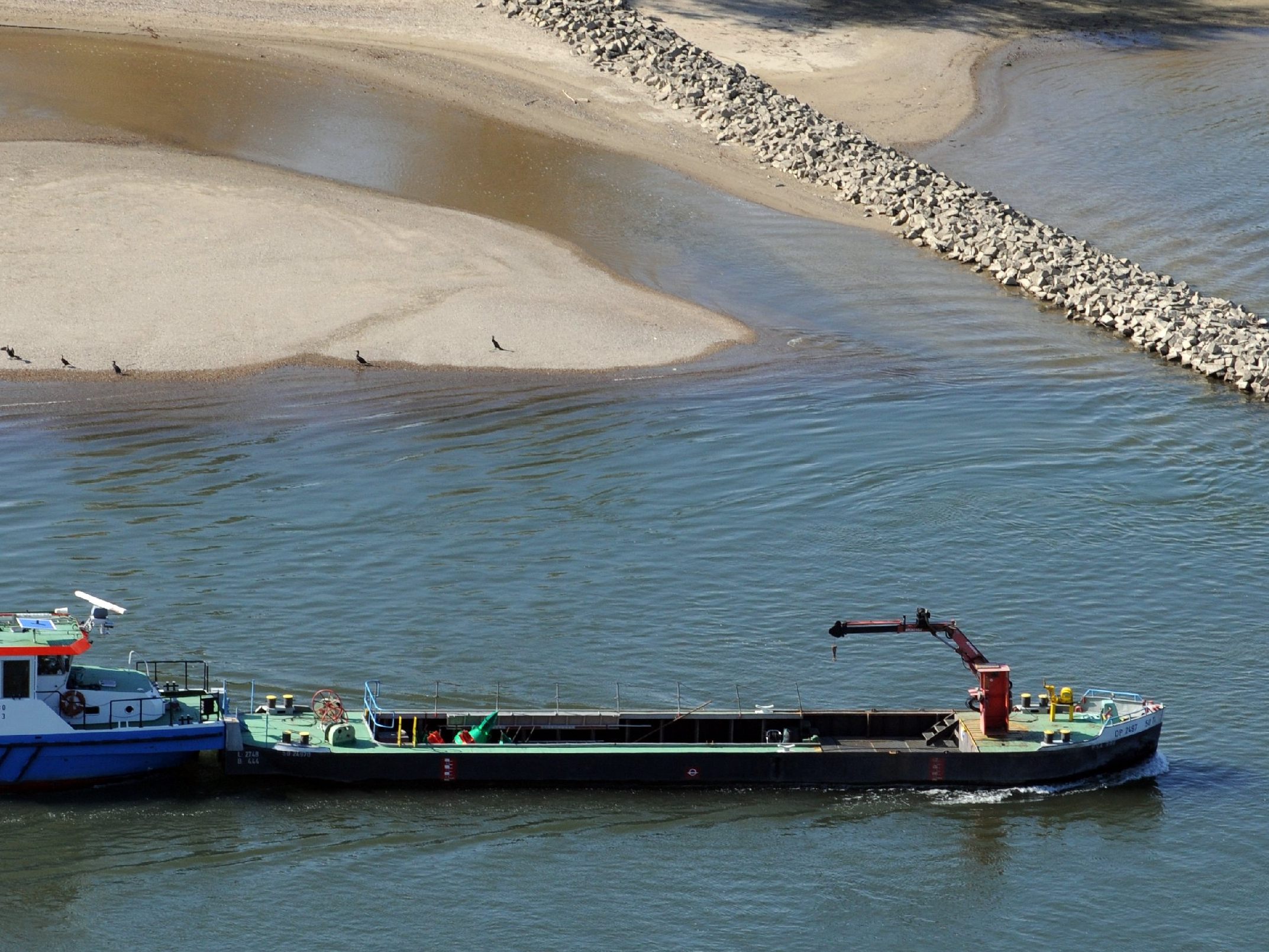 Niedrigwasser behindert derzeit die Güterschiffahrt auch auf der Donau. Niedrigwasser behindert derzeit die Güterschiffahrt auch auf der Donau.