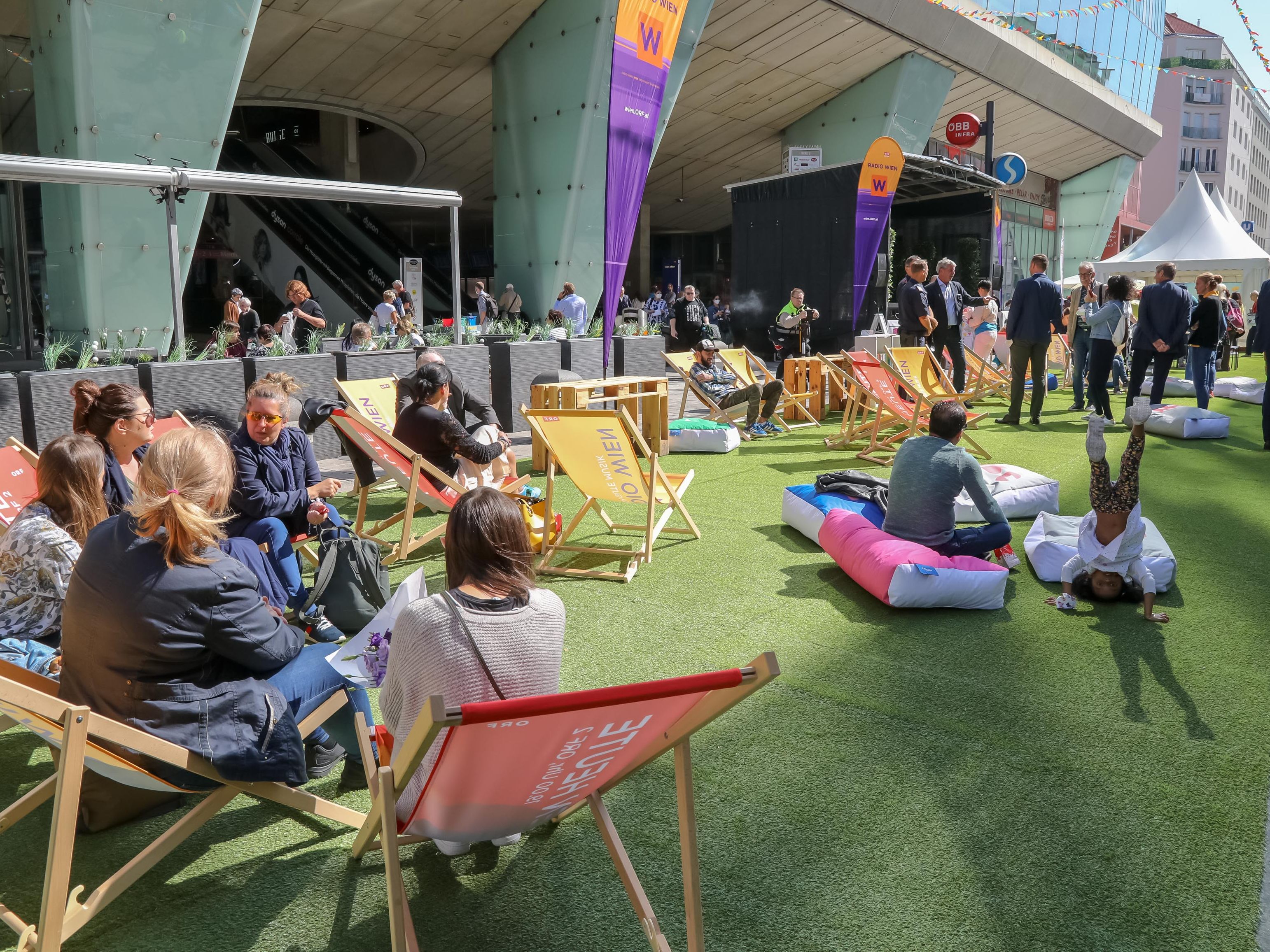 Das Landstraßenfest 2022 verwandelt Wien Mitte in ein Festivalgelände. Das Landstraßenfest 2022 verwandelt Wien Mitte in ein Festivalgelände.