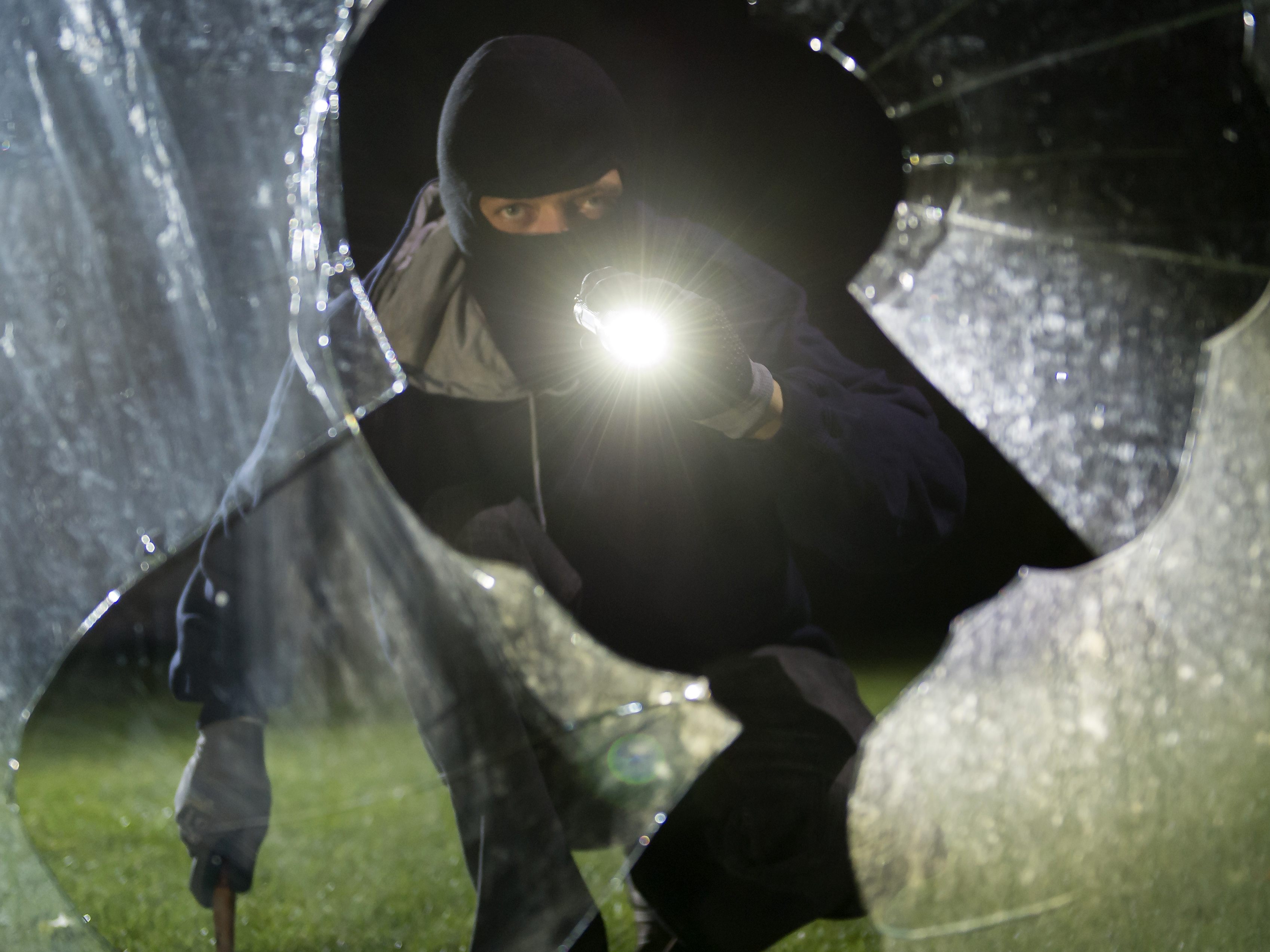 Ein 24-jähriger Einbrecher hat die Scheibe einer Geschäftsauslage eingeschlagen, da er es auf eine hochpreisige Stereoanlage abgesehen haben soll. Ein 24-jähriger Einbrecher hat die Scheibe einer Geschäftsauslage eingeschlagen, da er es auf eine hochpreisige Stereoanlage abgesehen haben soll.