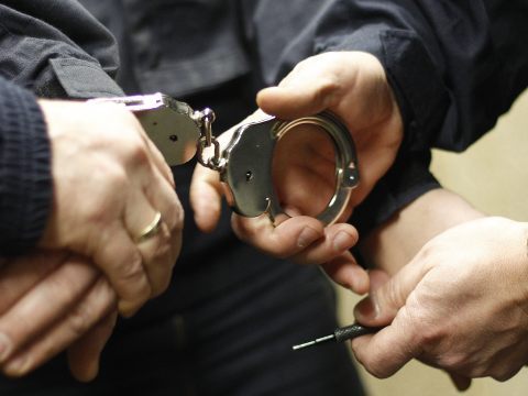Der Mann bewarf zuerst Männer mit Glasflaschen und sprang bei seiner Flucht von der Pilgrambrücke.