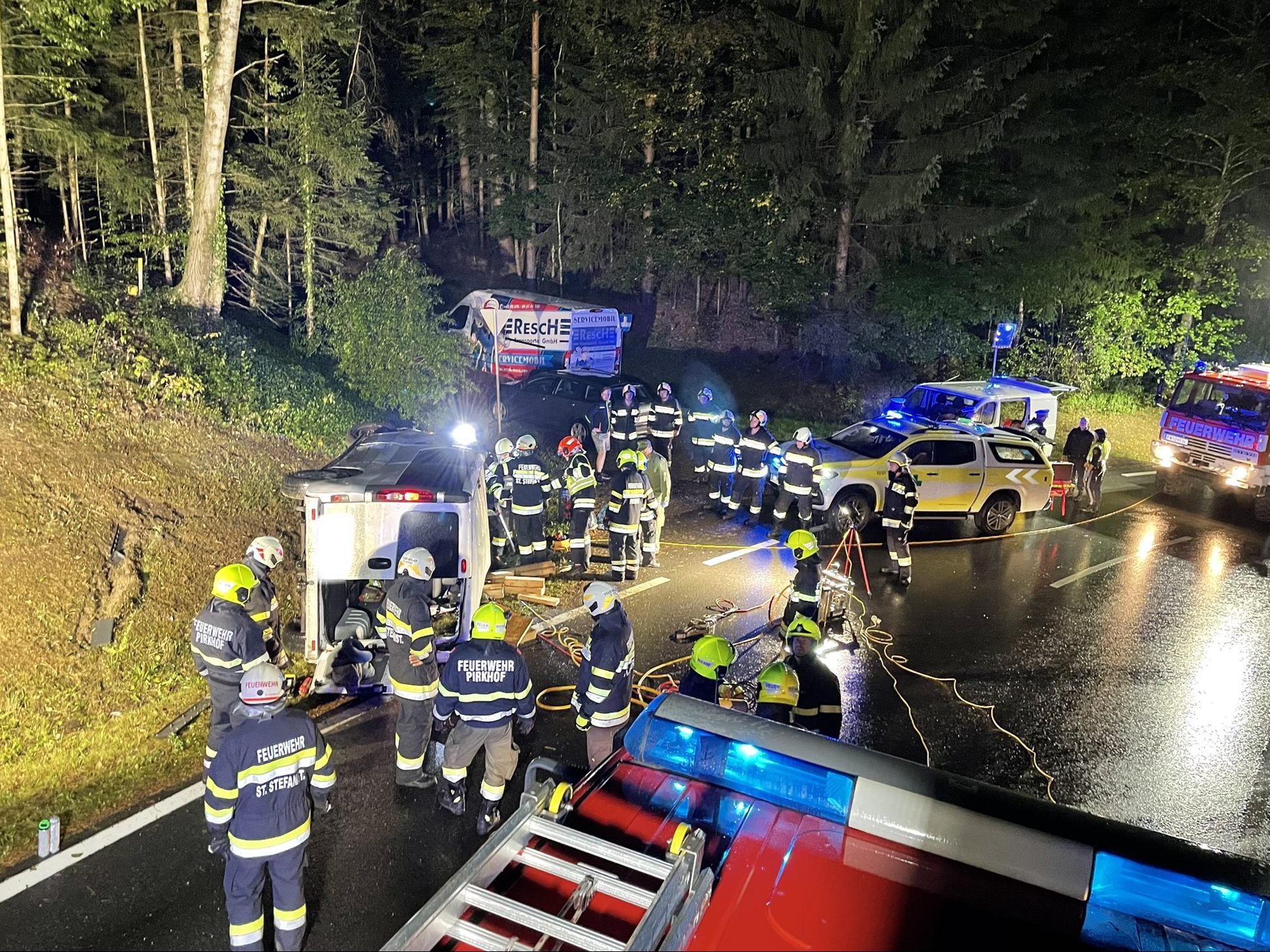 Am Dienstag kam es zu einem schweren Busunfall in der Steiermark, bei dem eine Frau starb und fünf Menschen verletzt wurden.