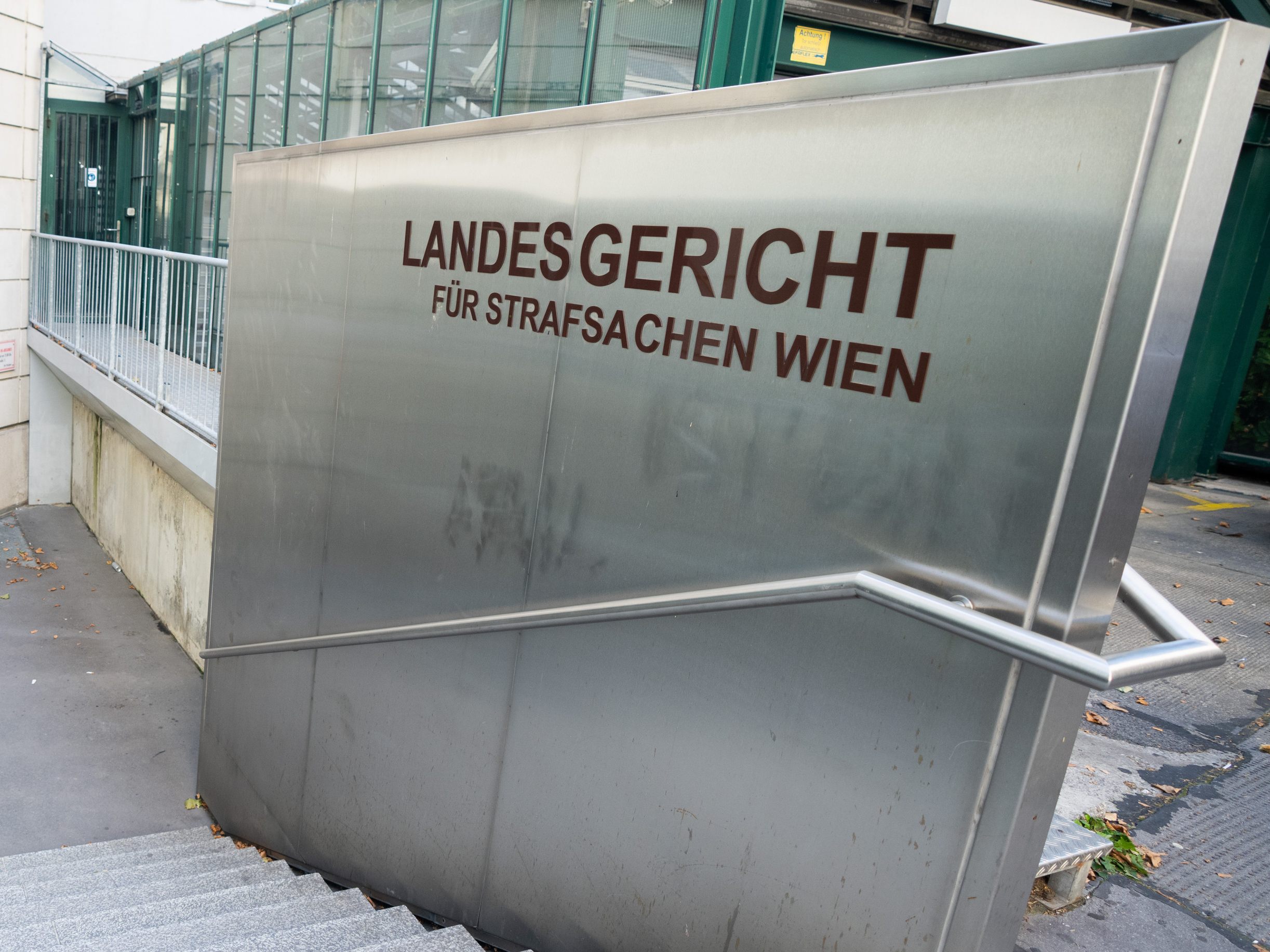 Am Wiener Landesgericht ist am Freitag eine Pensionistin freigesprochen worden, die nach dem Tod ihrer Tochter angeklagt war.